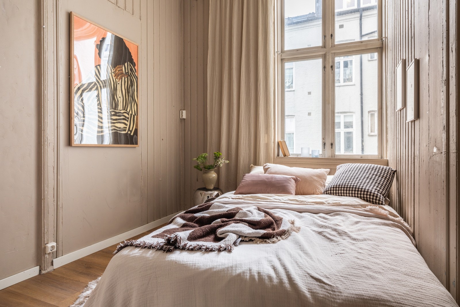 Soverommet har en bredde på ca. 2,3 meter som gir naturlig plass til dobbeltseng med tilhørende nattbord. Galleribilde