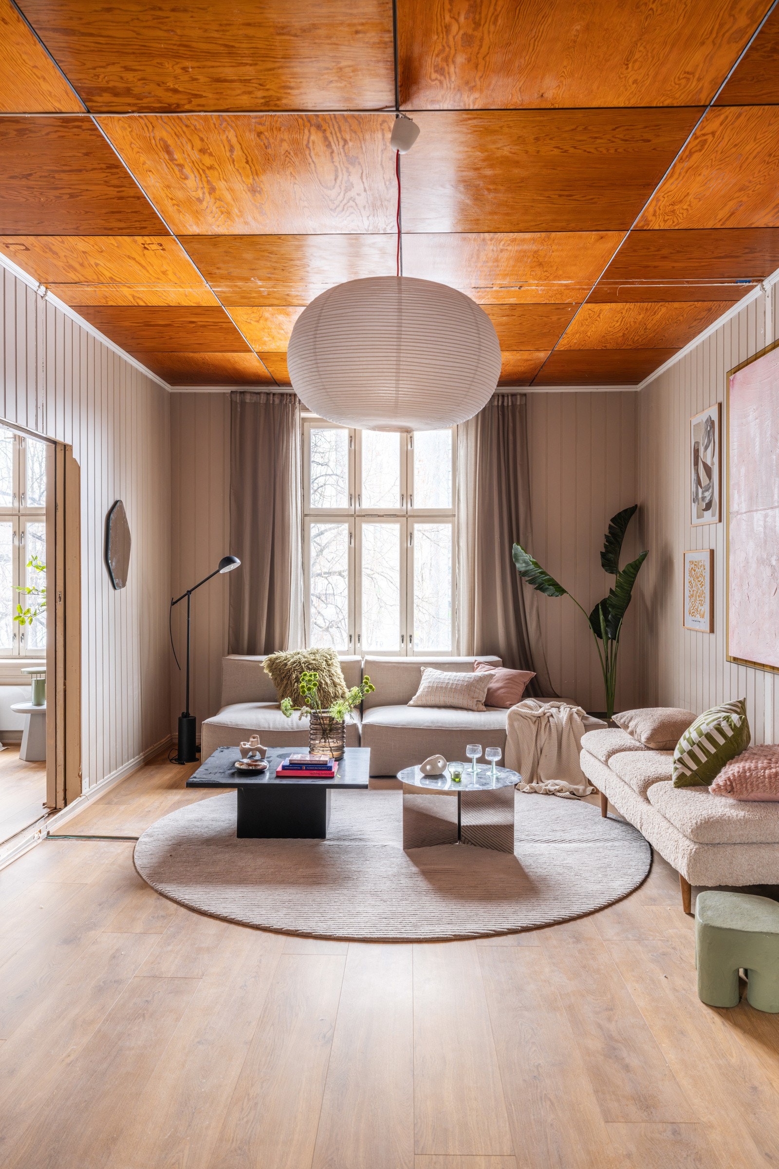 Stort 4-roms oppussingsobjekt med sydvendt balkong i en klassisk bygård fra 1880. Galleribilde