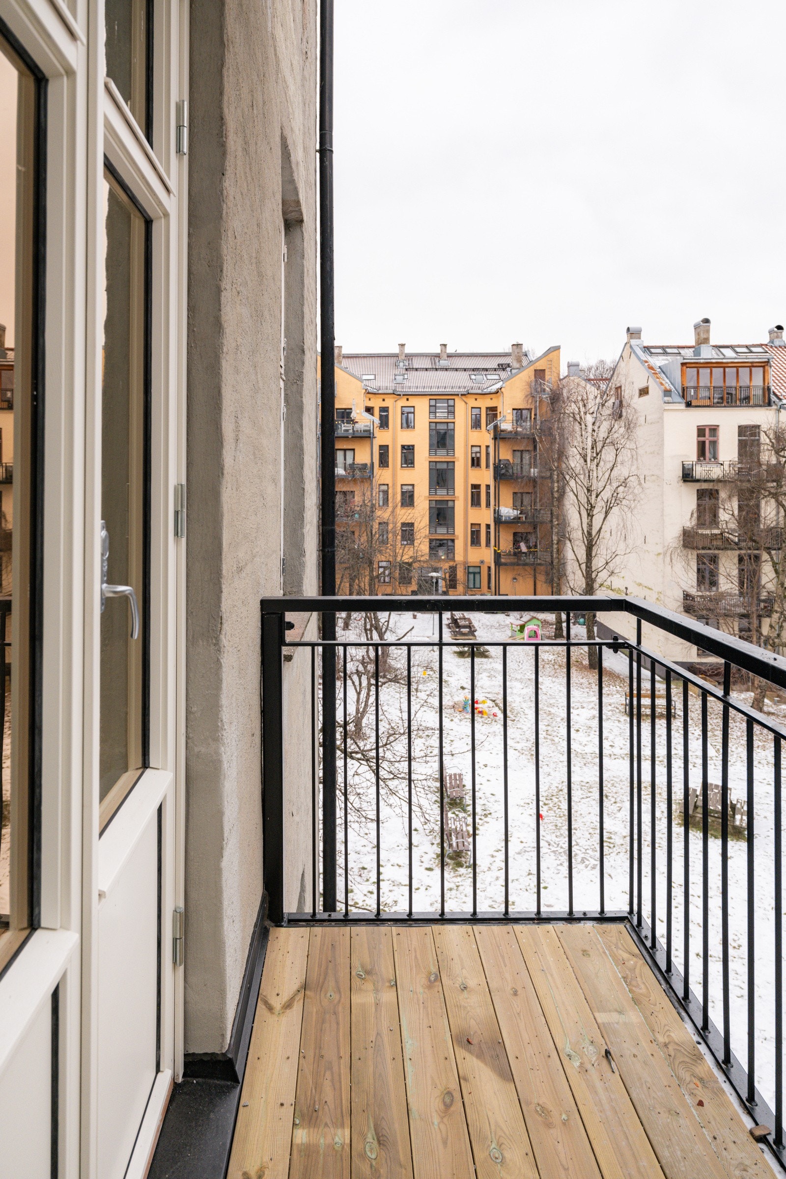 Fra soverommet er det utgang til en solrik sydvendt balkong som var ny i 2025. Galleribilde