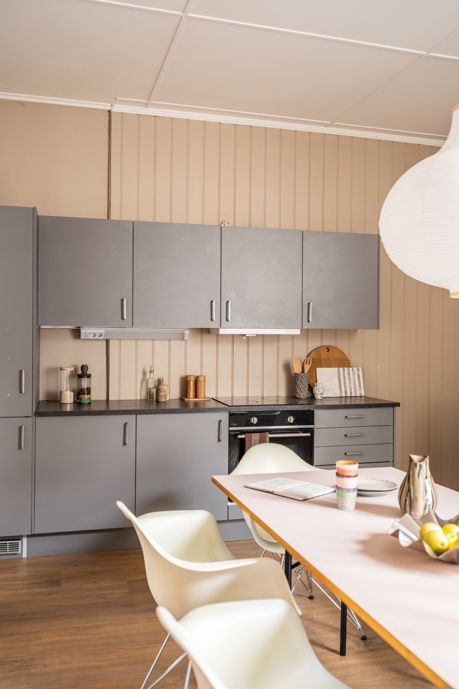 Kjøkkenet er fullt utstyrt med integrerte hvitevarer som nedfelt platetopp, stekeovn, oppvaskmaskin og kjøleskap med frysedel. Galleribilde