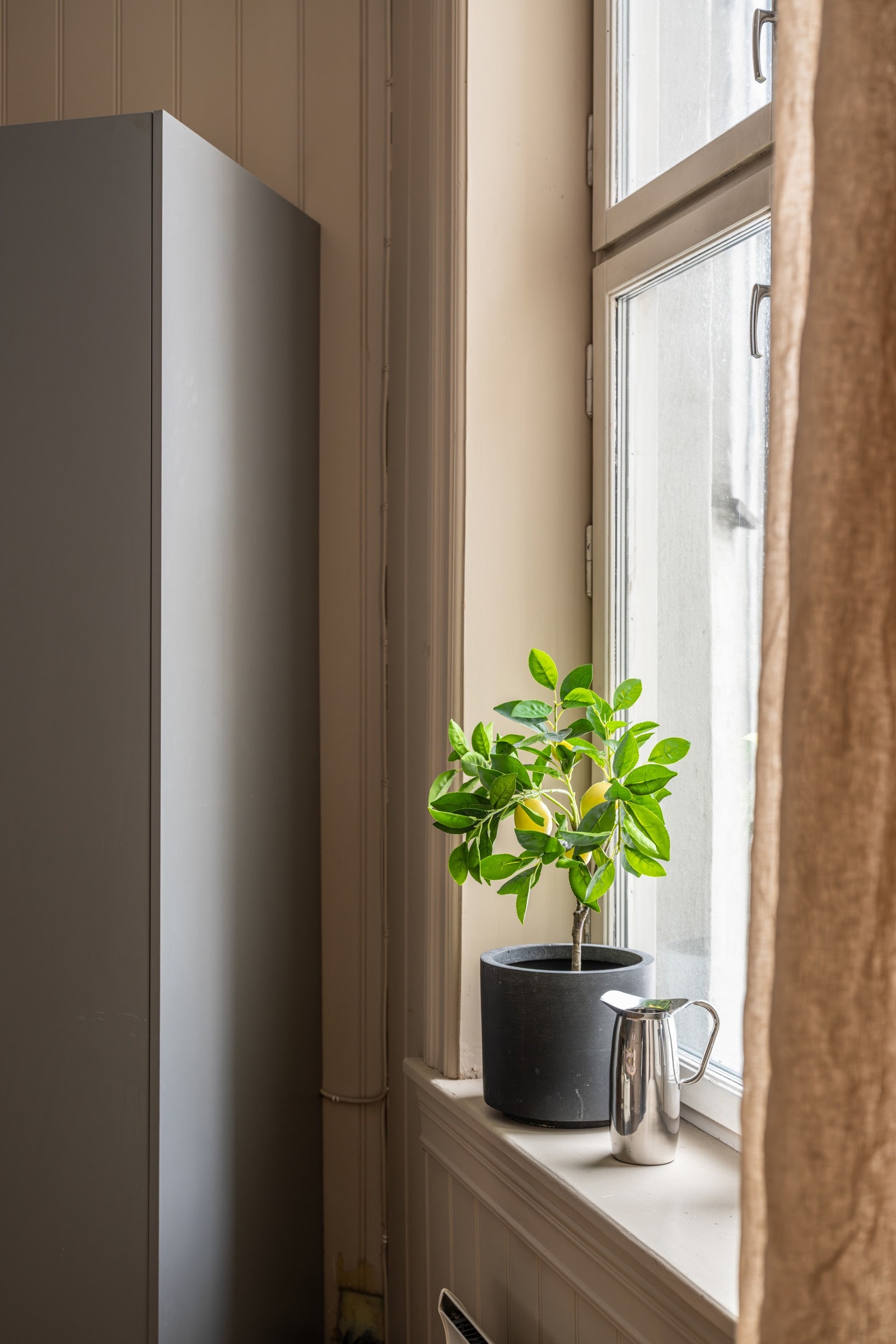 Alle vinduene i leiligheten har fine brede vinduskarmer for planter og dekor. Galleribilde