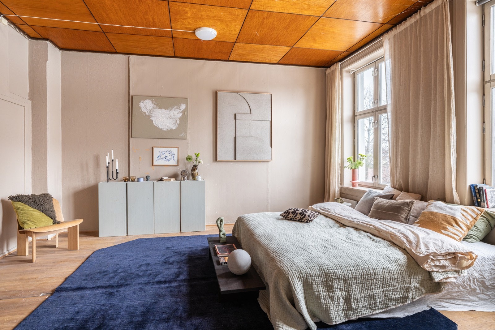 Soverommet er romslig med god plass til dobbeltseng, kontorpult og garderobeløsninger. Galleribilde