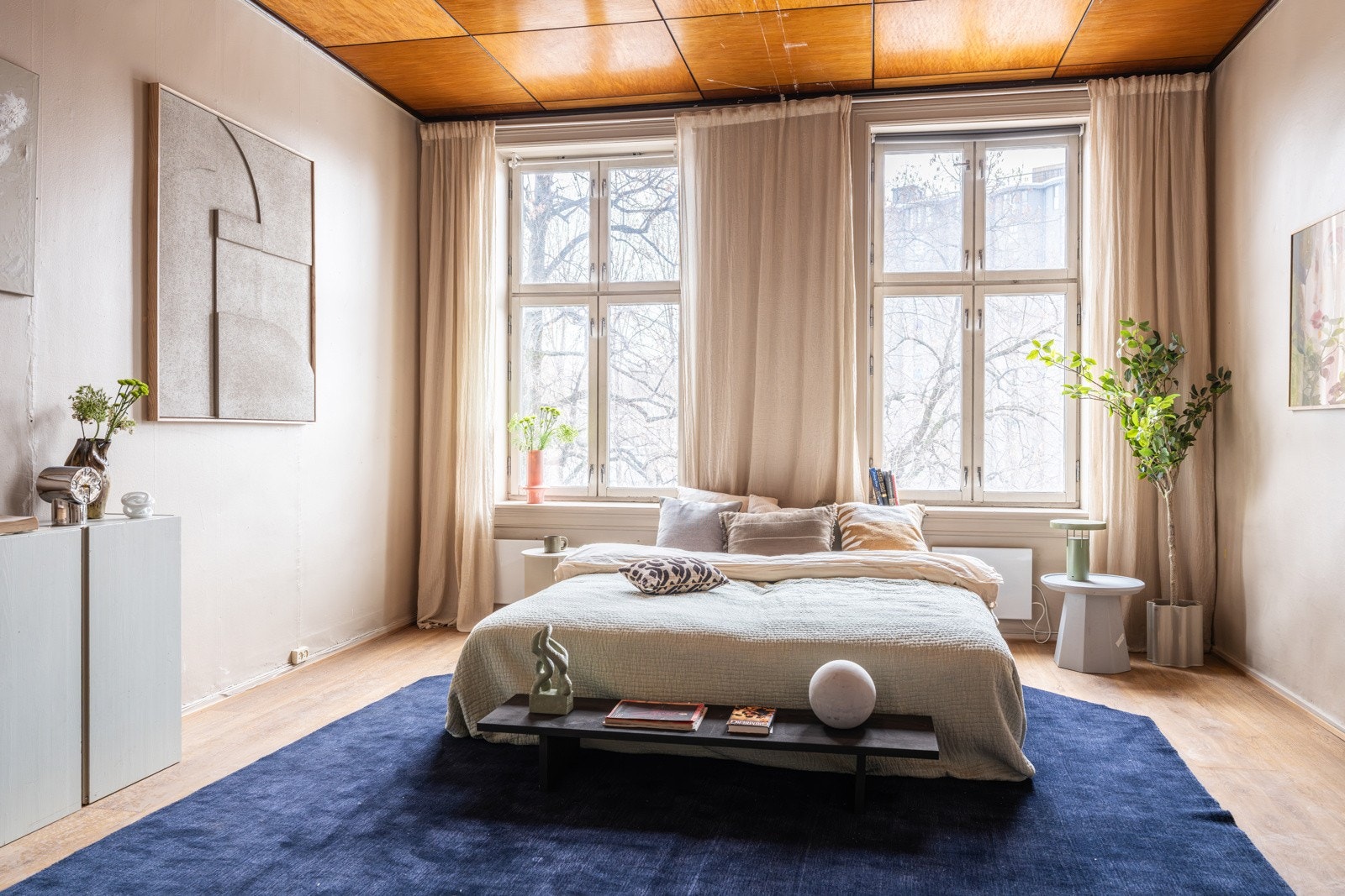 Soverommet har to store klassiske vinduer som slipper inn flott lys, samtidig som det ikke er direkte innsyn og frodig utsyn på sommerstid. Galleribilde