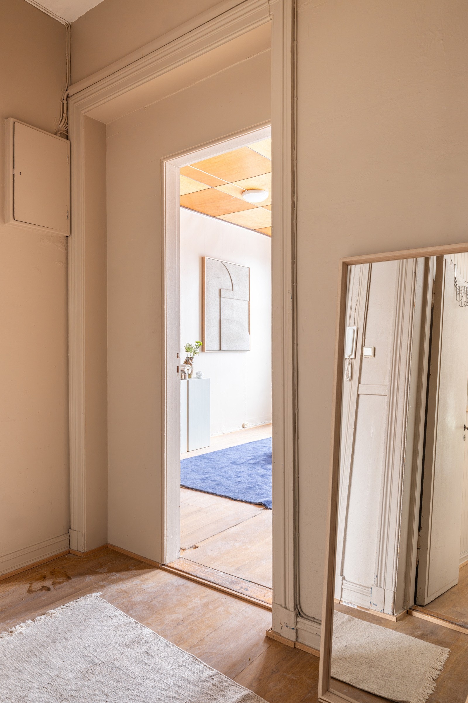 Sikringsskap med automatsikringer montert på vegg. Galleribilde