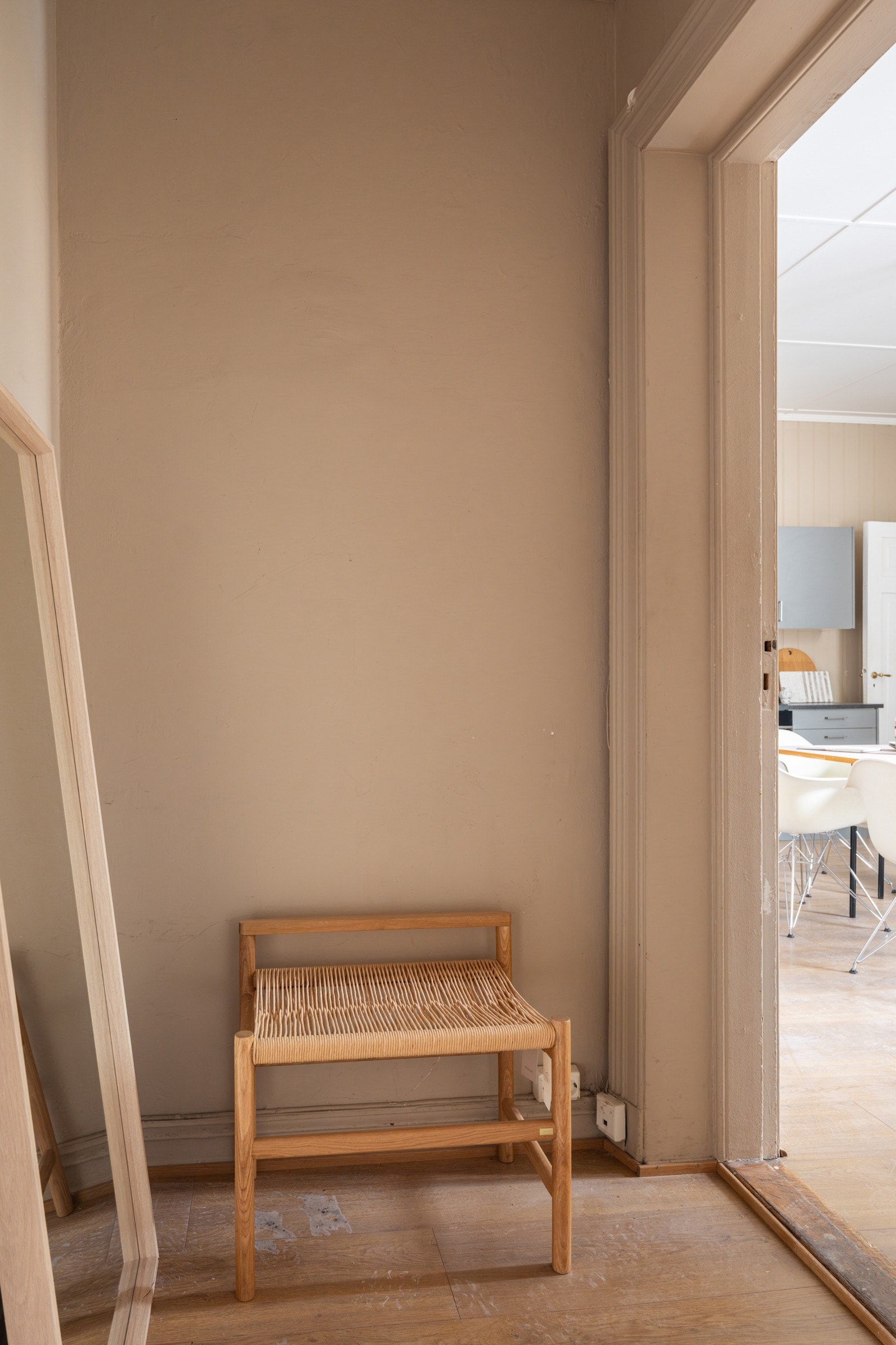 Du ønskes velkommen inn i en lys entré med plass til sko og oppheng av yttertøy. Galleribilde