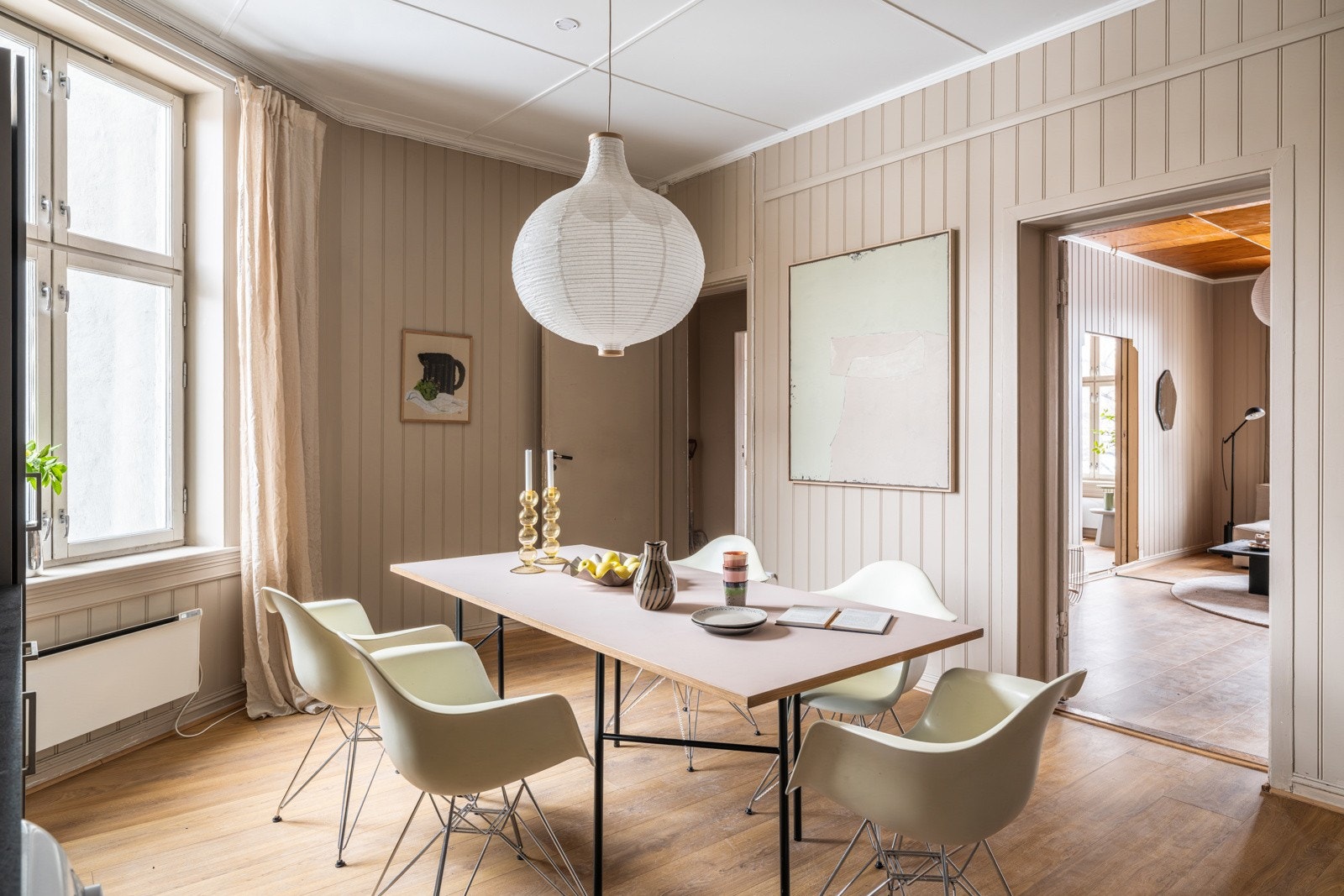 Lysinnslippet sammen med den gode takhøyden gir en god og luftig romfølelse. Galleribilde