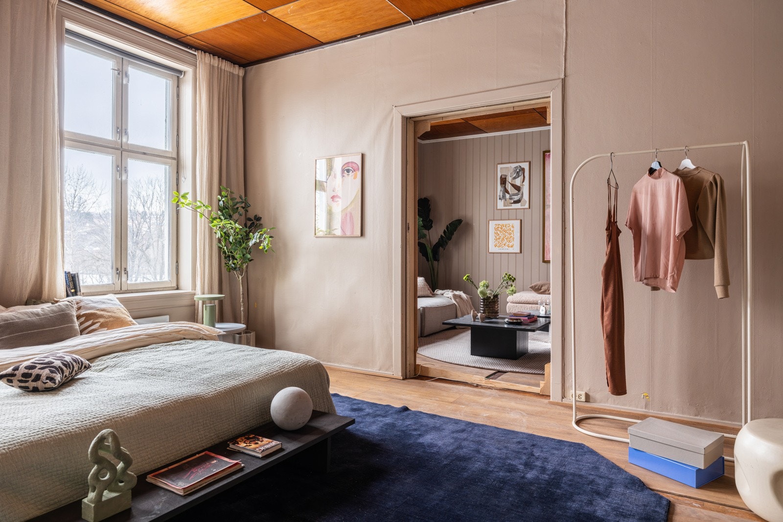 Mellom stuen og soverommet er det montert skyvedør. Galleribilde