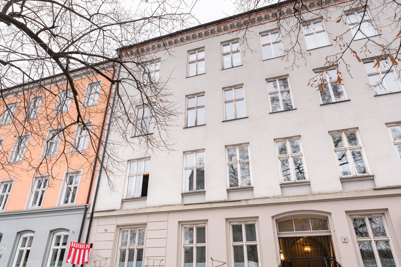 Fossveien er lenge blitt betraktet som en av de mest attraktive gatene på Grünerløkka. Her bor du tilbaketrukket og rolig, samtidig supersentralt med alt av kaféer, restauranter og butikker i umiddelbar nærhet. Galleribilde