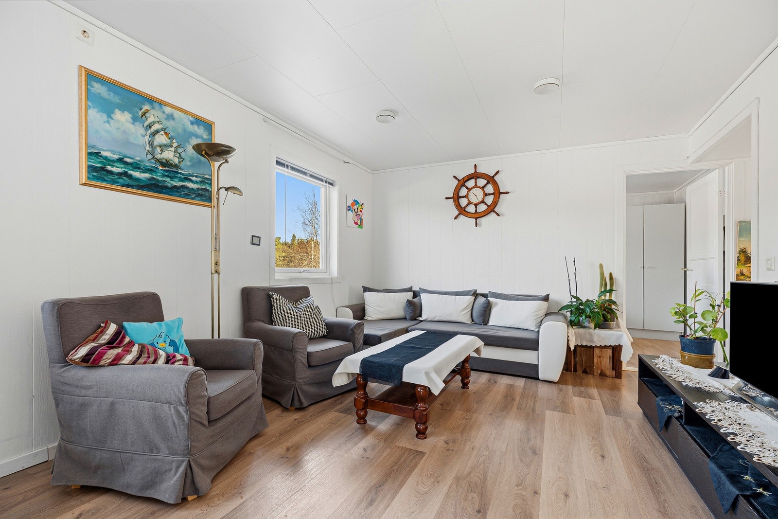 I stuen er det god plass til sofagruppe, TV og tilhørende møblement. Galleribilde