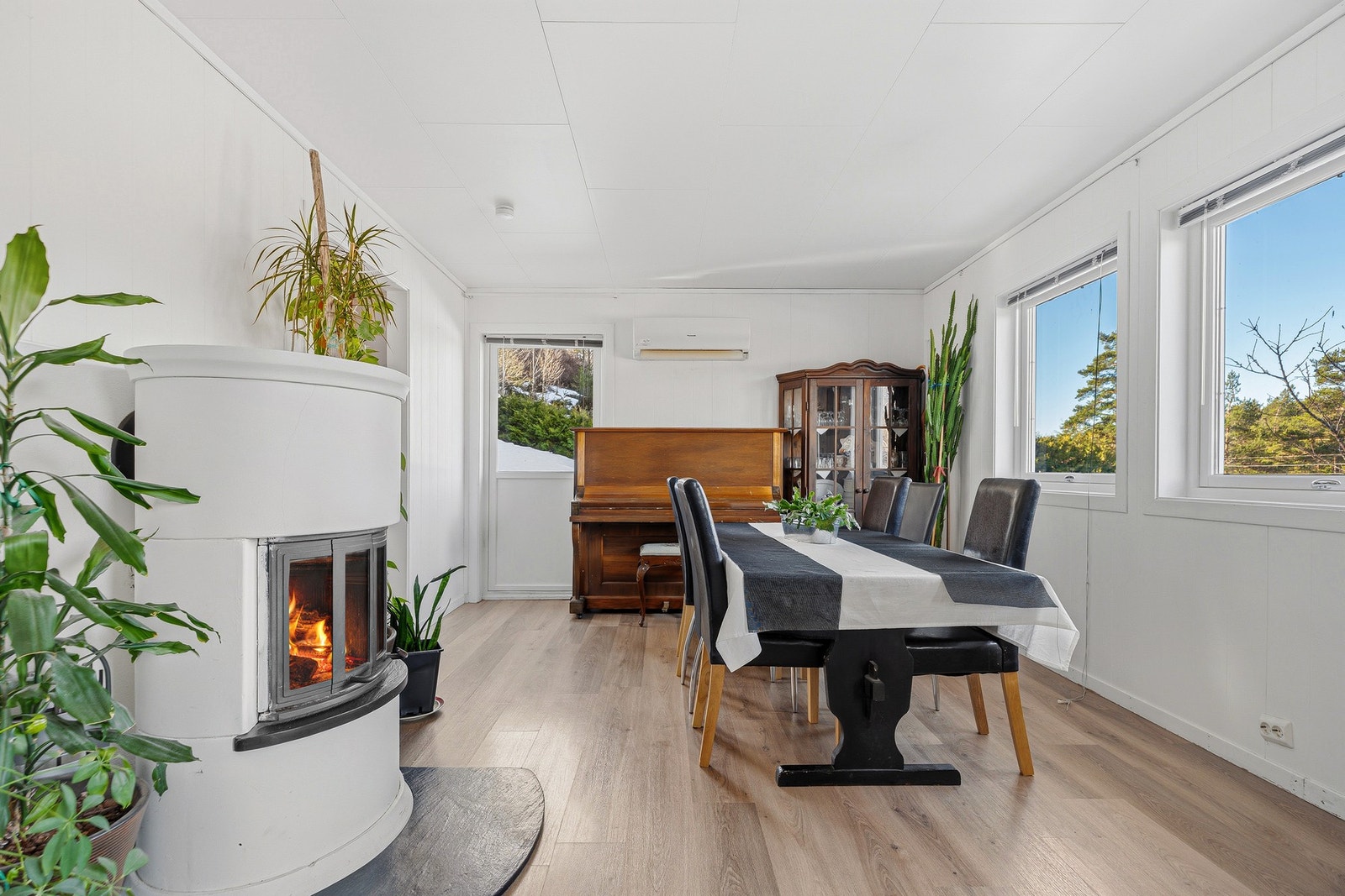 Fra stuen er det utgang til en solrik terrasse og hage. Galleribilde