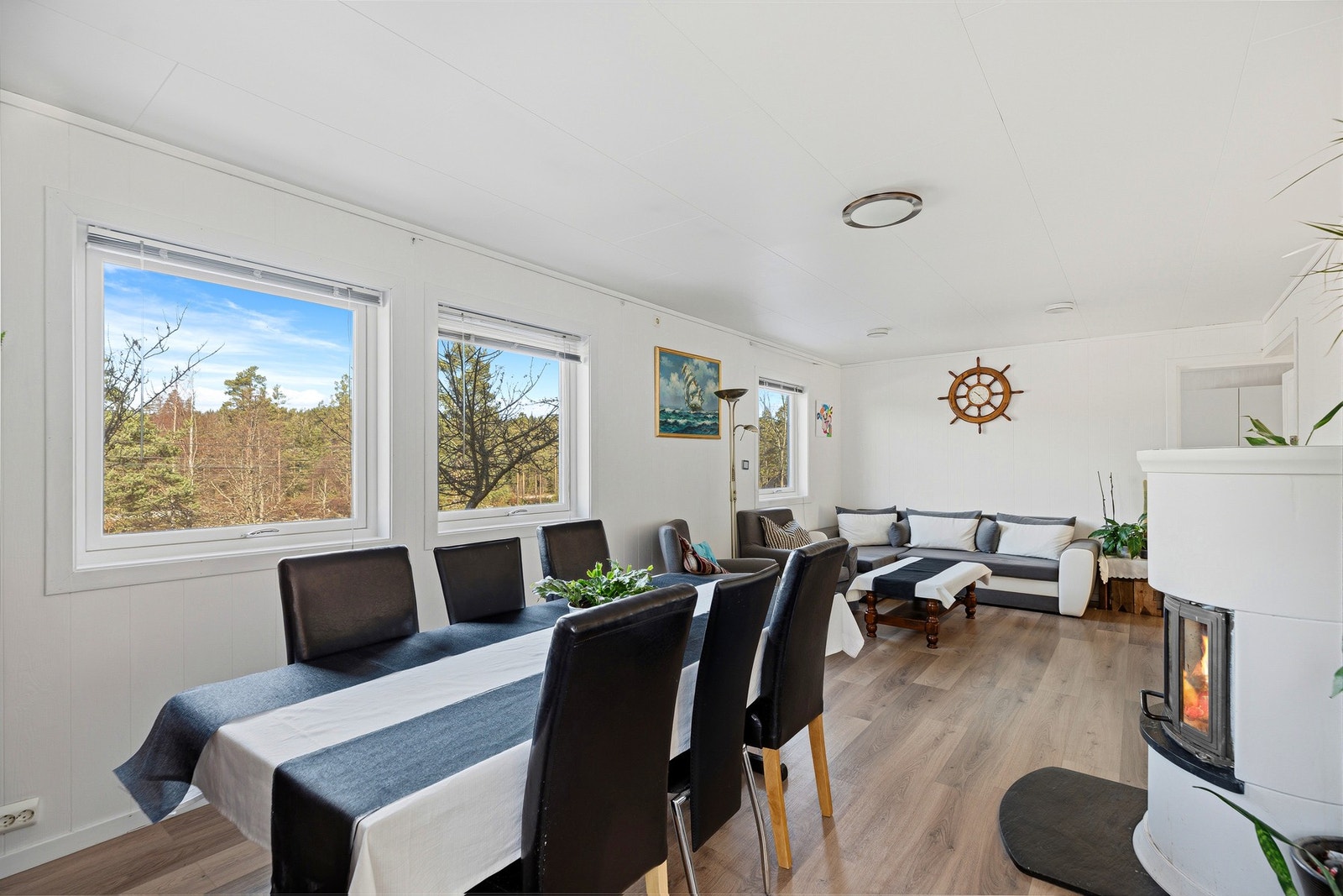 Peisovnen fungerer som en naturlig midtdeler i rommet. Galleribilde