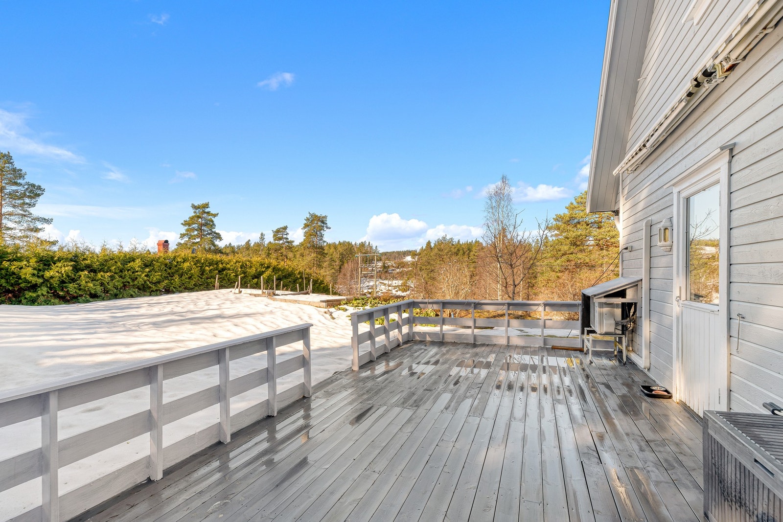 Stor terrasse med lite innsyn. God plass til større sittegruppe. Galleribilde