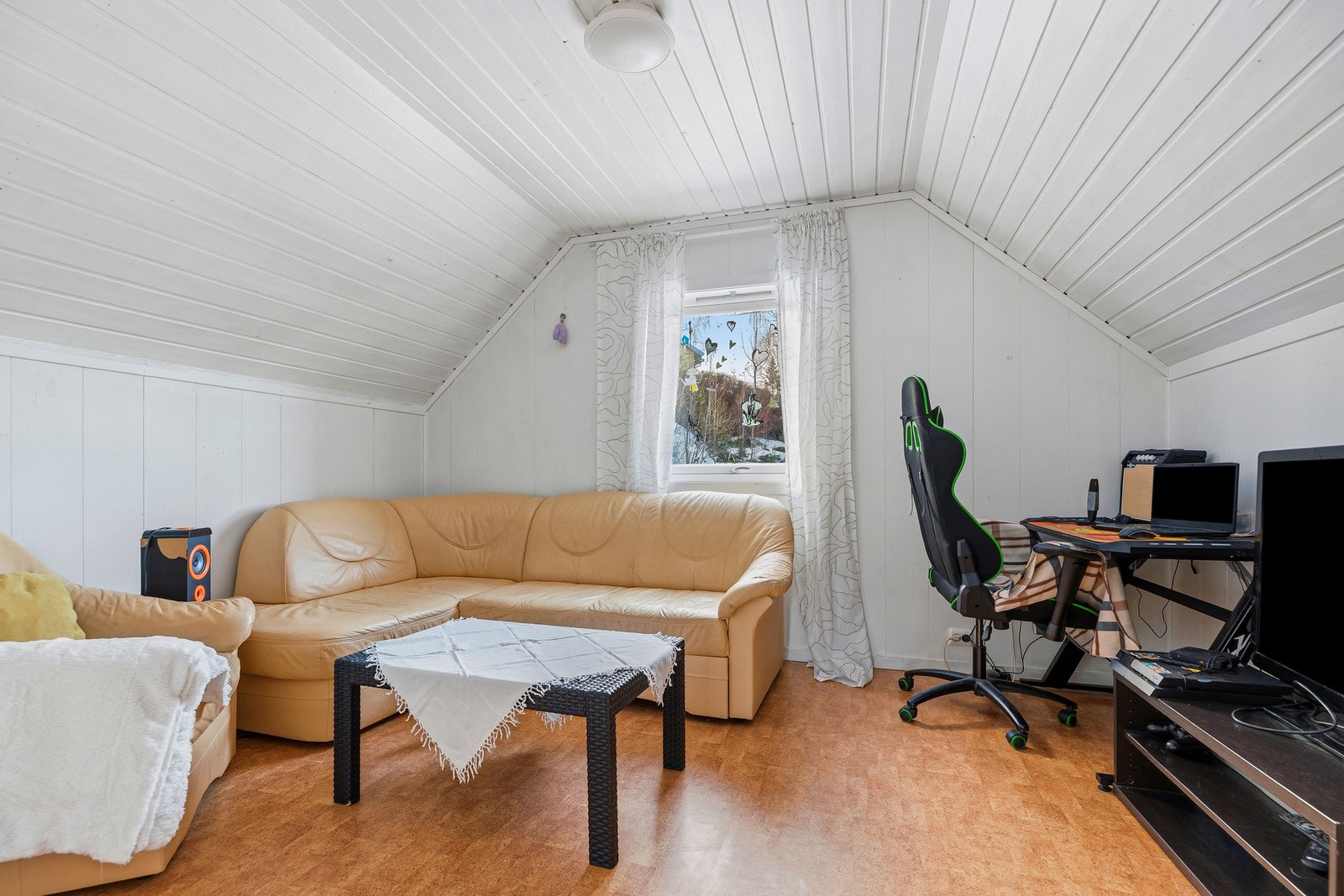 Soverom 2 har også en god størrelse. Det er også lagring i kneveggene. Galleribilde