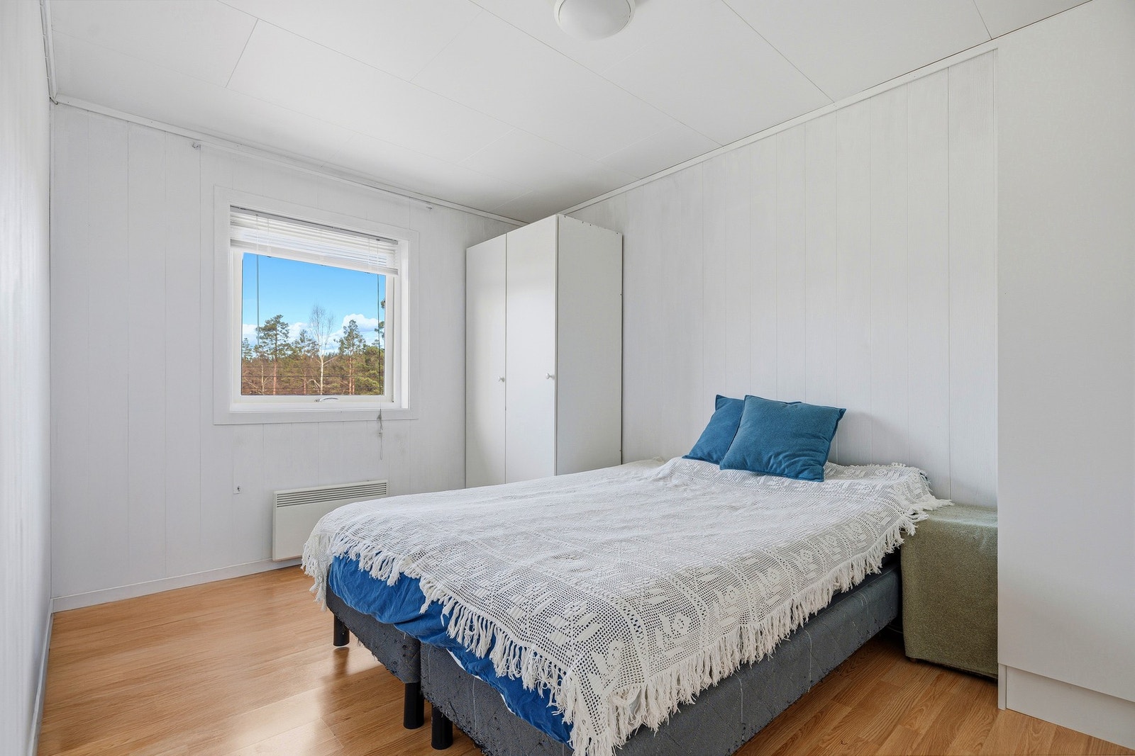 Romslig hovedsoverom med god plass til dobbeltseng, nattbord og garderobeskap. Galleribilde