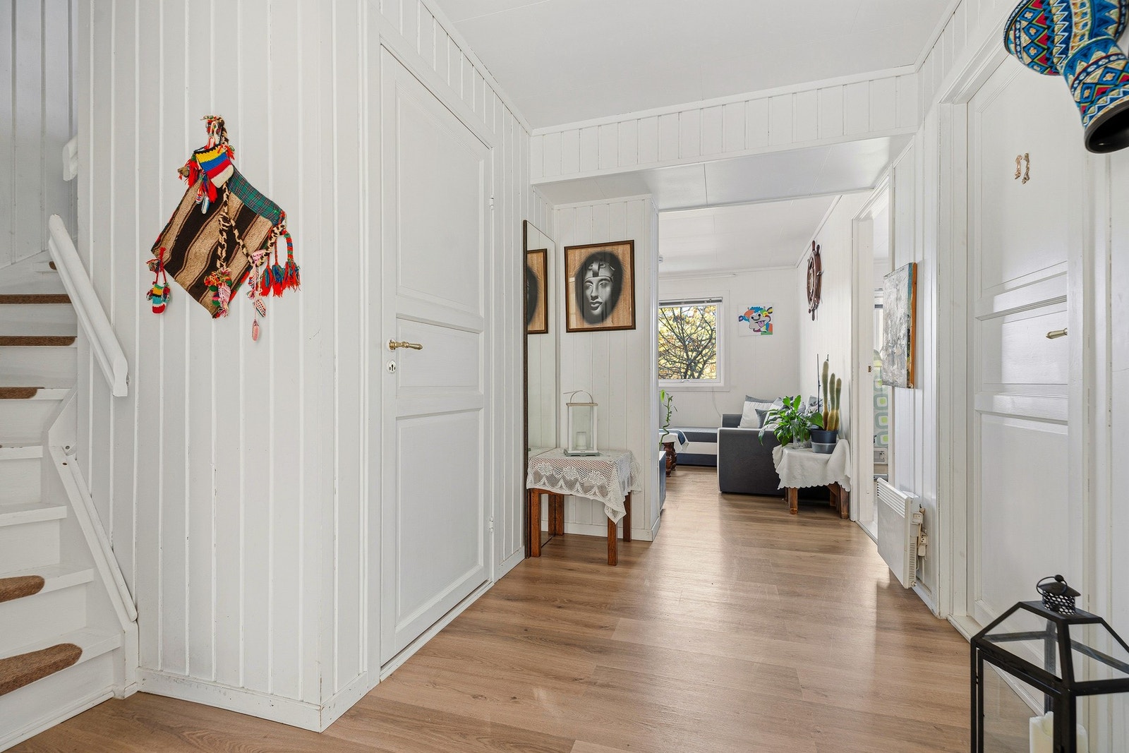 idere kommer man inn i hallen hvor man har god plass til garderobeskap og lagring av jakker og sko. Her er det også en praktisk innvendig bod med mye lagringskapasitet. Galleribilde