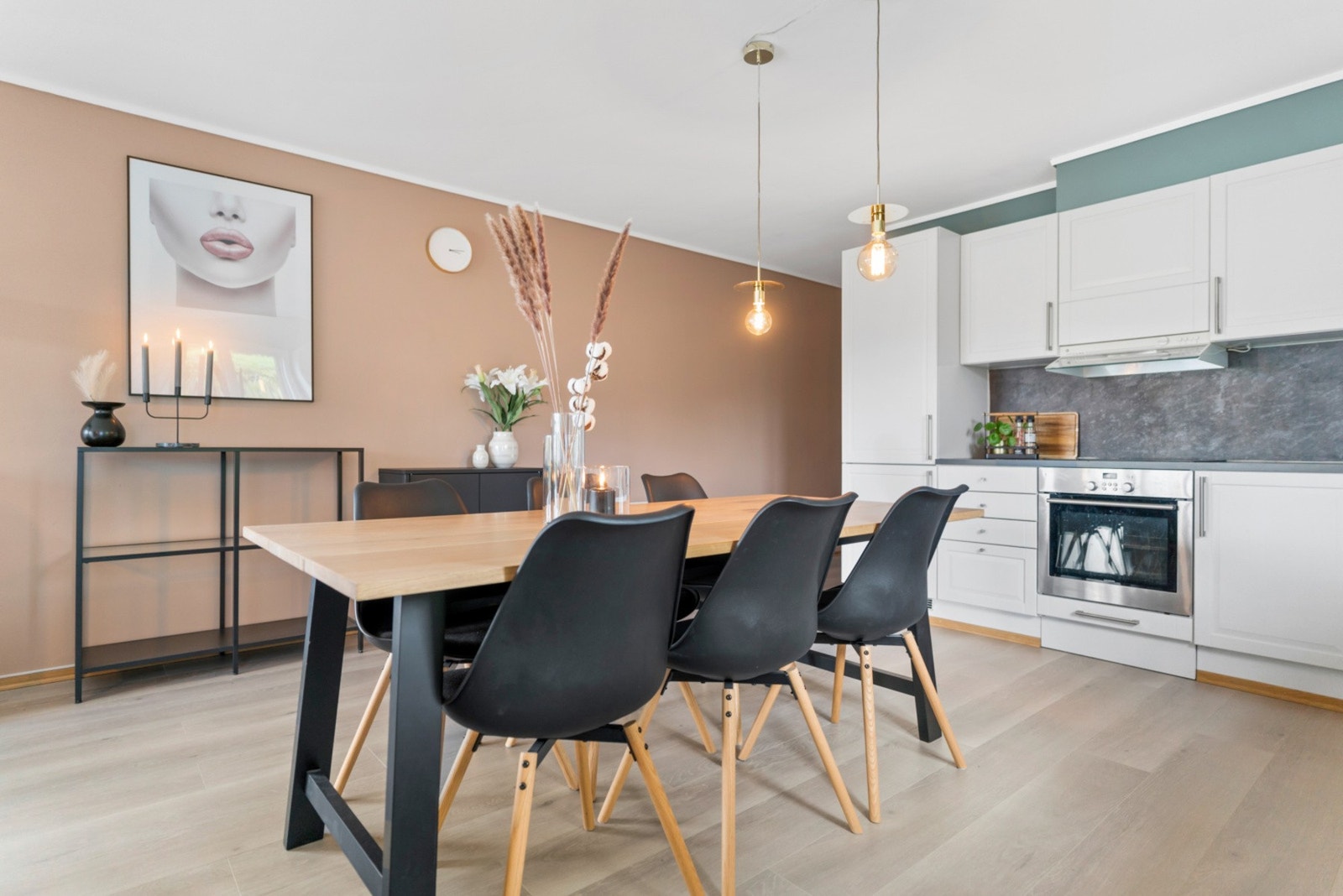 Her er det rikelig med rom til stort spisebord med plass til hele familien. Galleribilde