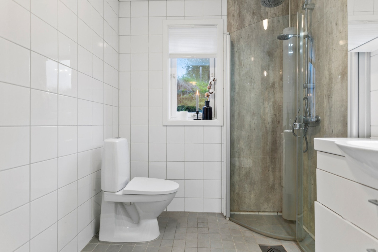 Badet er helfliset, med unntak av dusjhjørne som har våtromsplater på vegger. Galleribilde