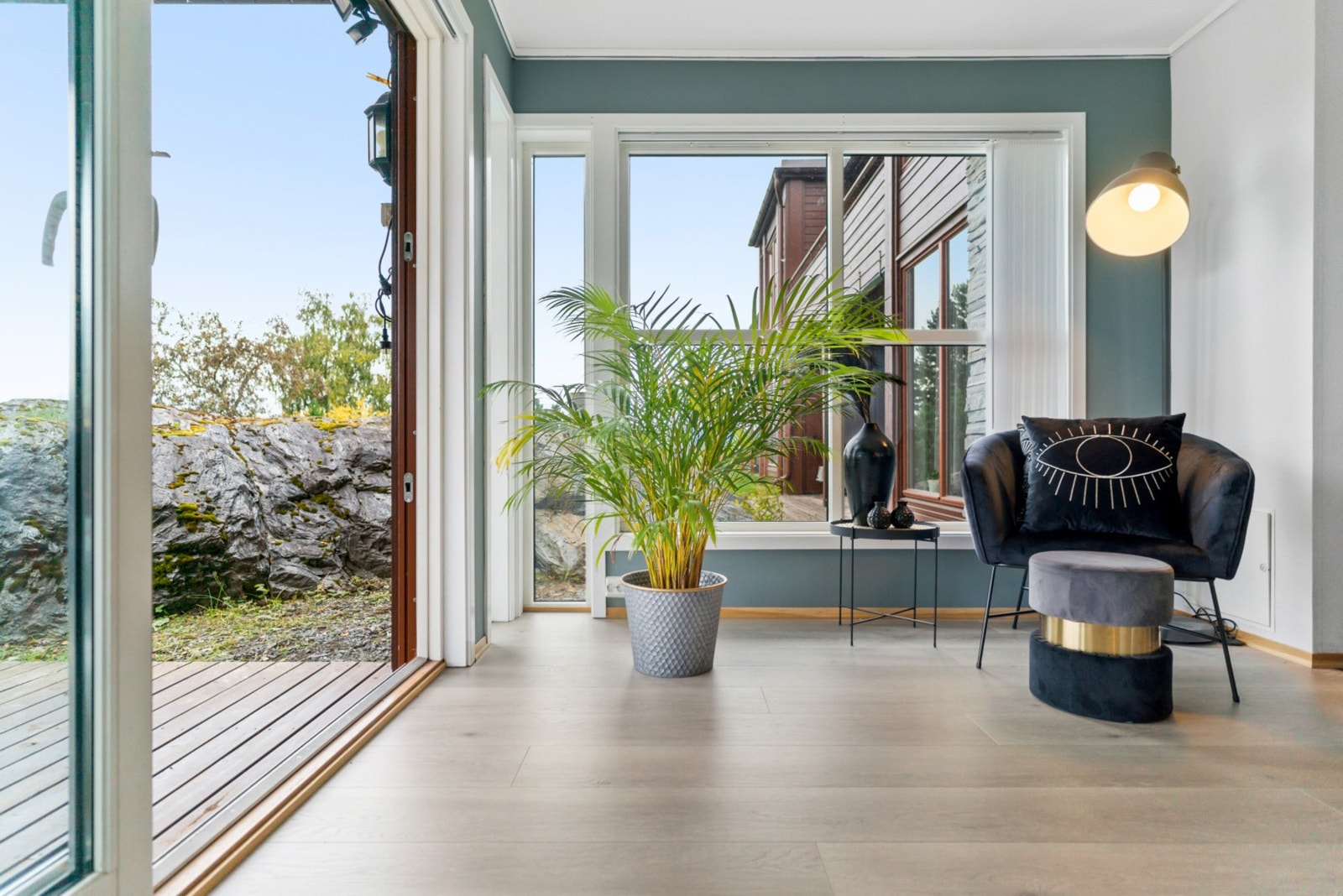 Fra stuen har du direkte utgang til terrasse og hage. Galleribilde