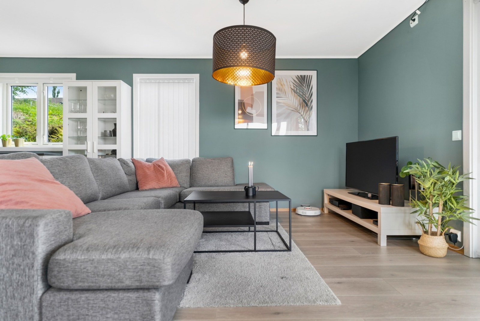 Innbydende stue i moderne fargevalg. Galleribilde