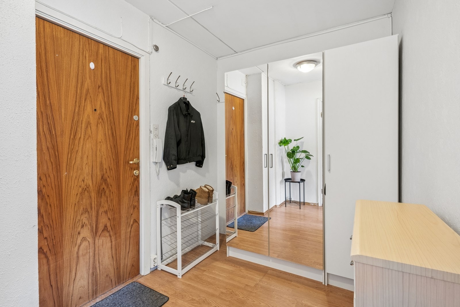 Ytterligere oppbevaringsplass har man i garderobeskap Galleribilde