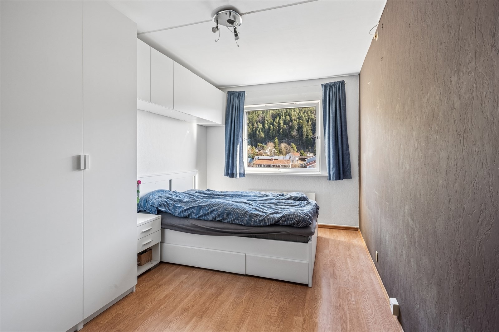 Her på soverommet kan man fint innrede med en dobbeltseng, tilhørende nattbord og mediemøbler Galleribilde