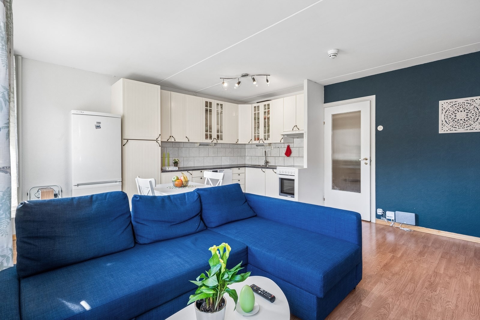 Den åpne stue- og kjøkkenløsningen gjør rommet til en hyggelig og sosial sone Galleribilde