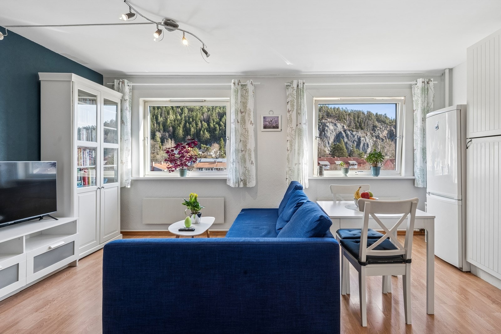 Dette er en lys og luftig 2-roms leilighet beliggende i 5. etasje sentralt og attraktivt til på Ammerud Galleribilde