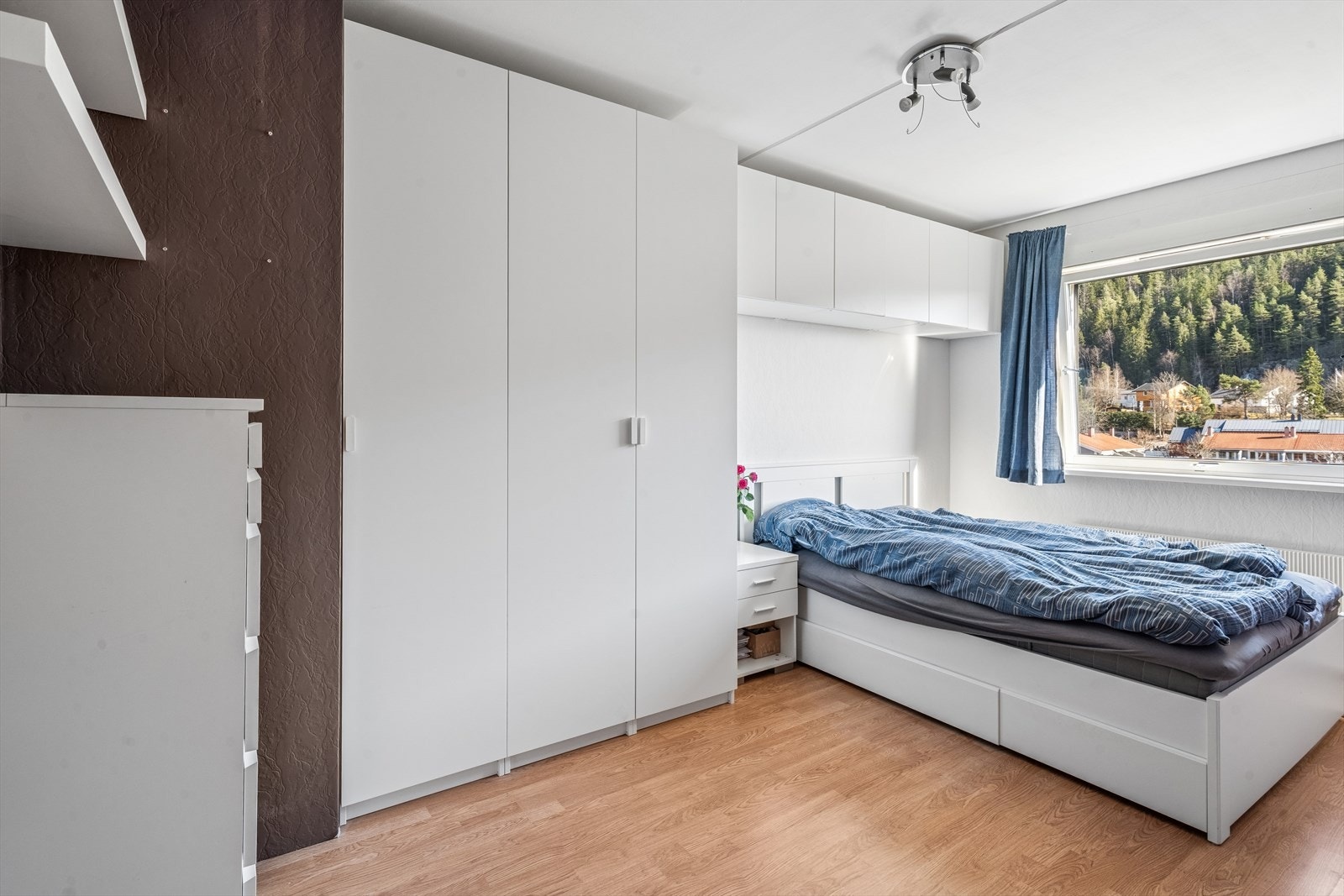 Fra stuen er det adkomst til leilighetens soverom Galleribilde