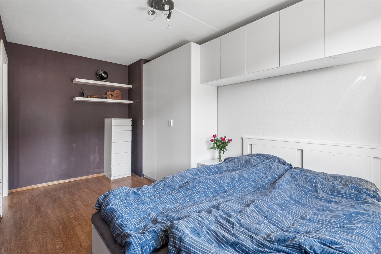 Det er godt med oppbevaringsplass i både veggskap og garderobeskap som har hvite pene fronter Galleribilde