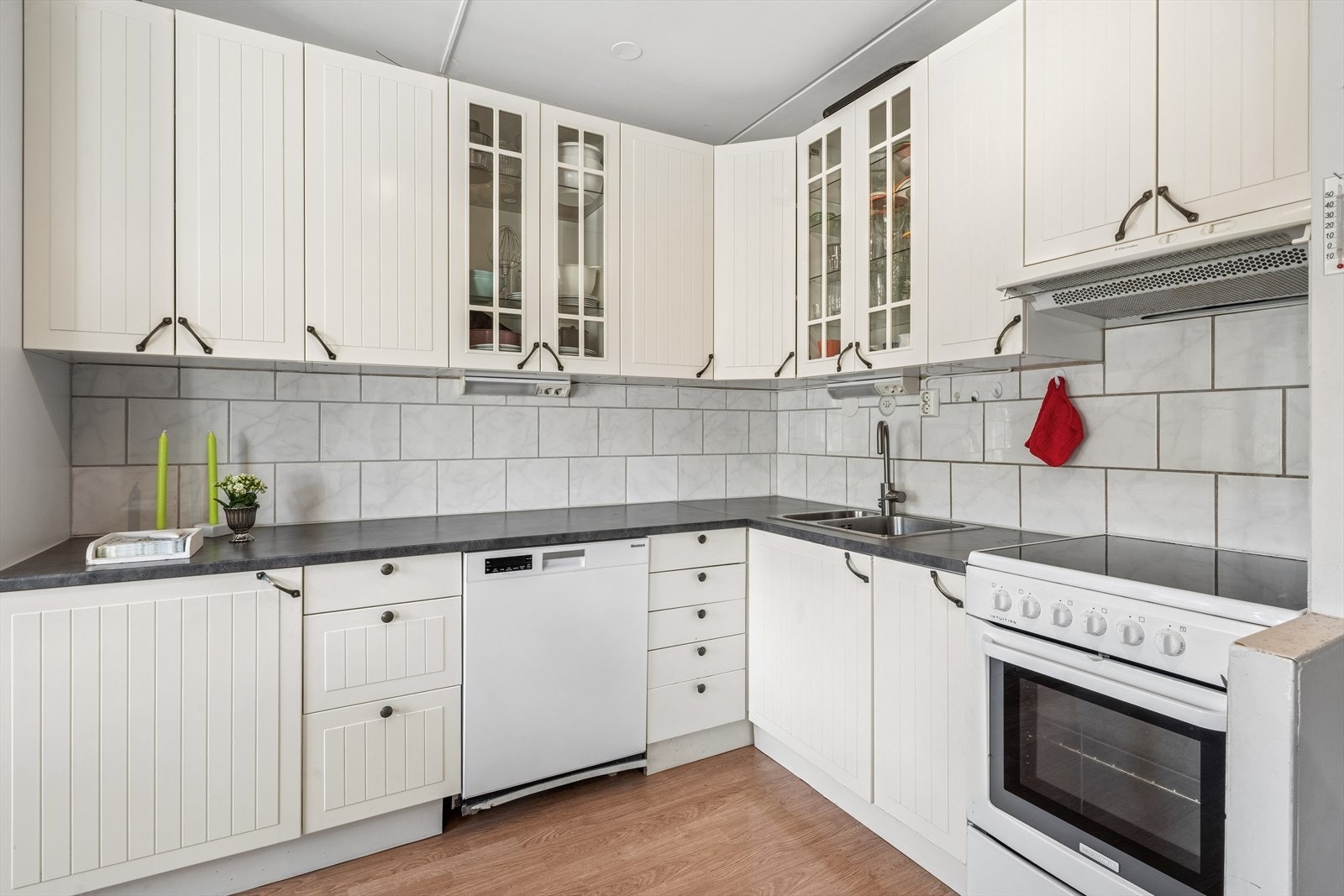 Alle hvitevarer medfølger leiligheten, på både kjøkkenet og baderommet Galleribilde