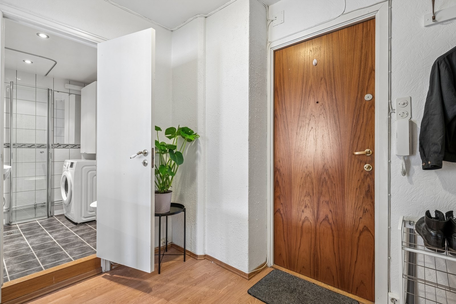 Innvendige overflater består av laminat på gulv, og malt tapet på veggflater Galleribilde