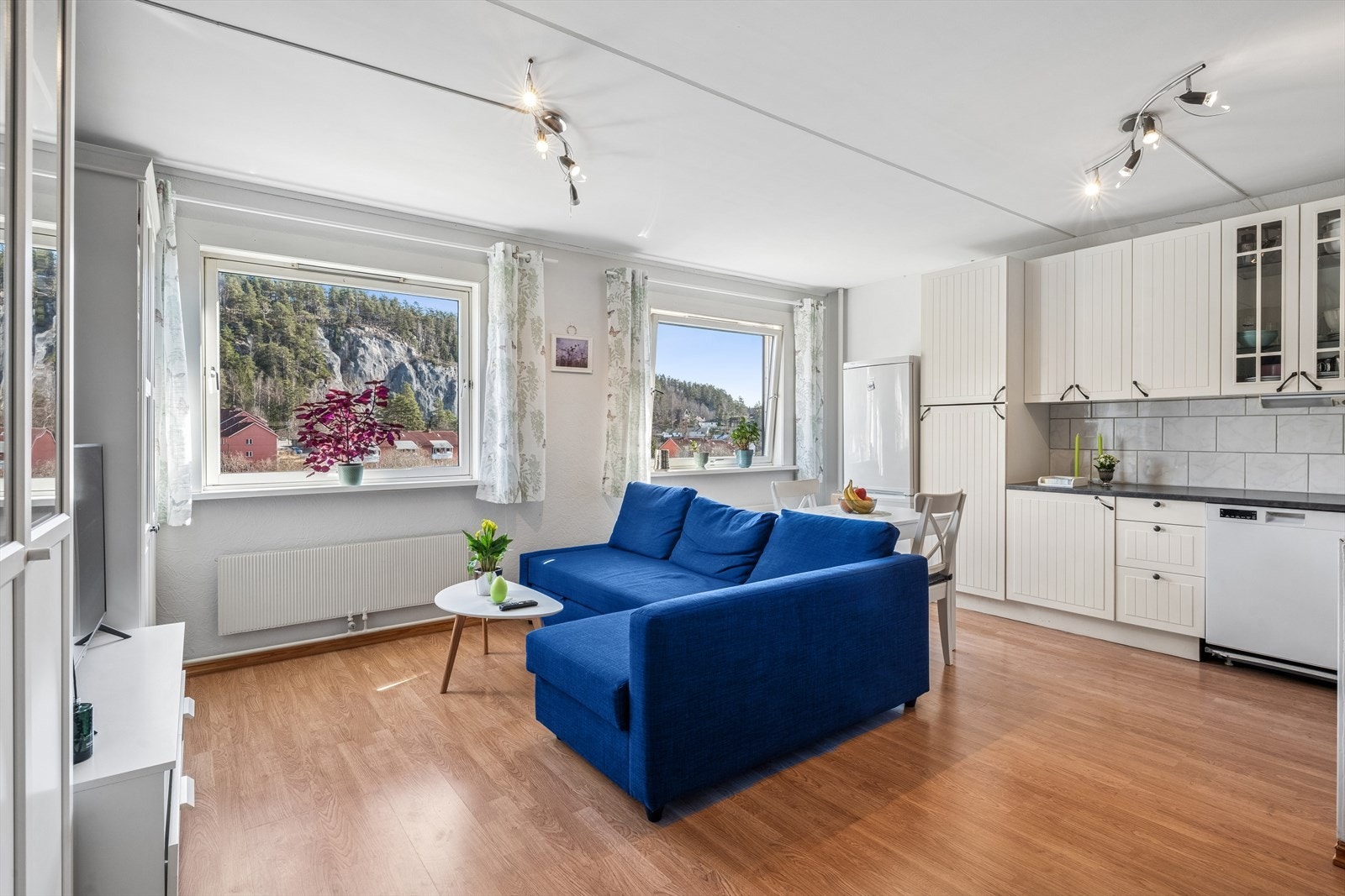 Lokalmegler John Emmanuel Brevik v/EiendomsMegler 1 har gleden av å presentere Ammerudgrenda 166! Fotograf: Olafur Kiljan v/EFKT Galleribilde