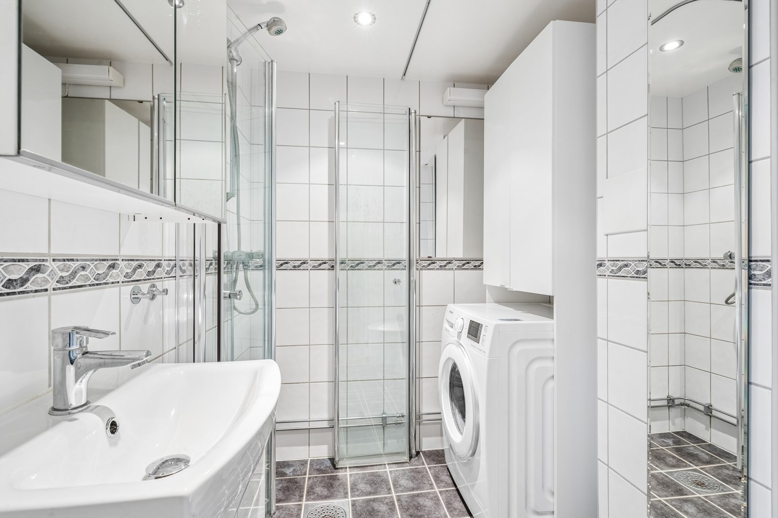 Leiligheten har et pent flislagt baderom fra 2009 som ble renovert i regi av borettslaget Galleribilde