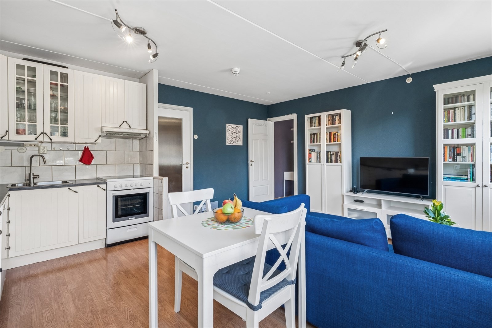 Her har man godt med plass til å innrede med en spisegruppe, sofa, stuebord og mediemøbler Galleribilde