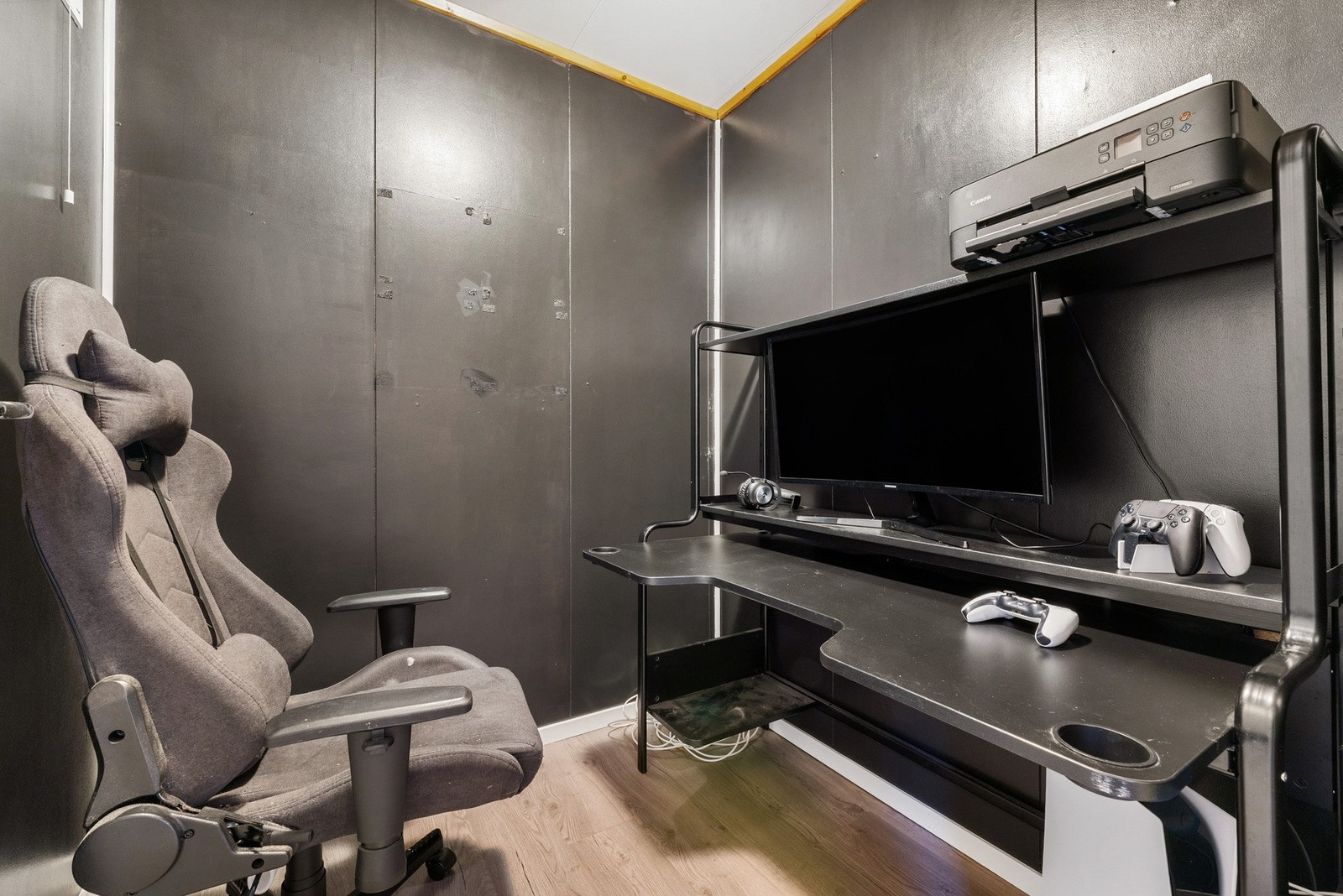 Boligens bod benyttes i dag som kontor, rommet passer i tillegg godt som walk-inn eller oppbevaringsrom Galleribilde