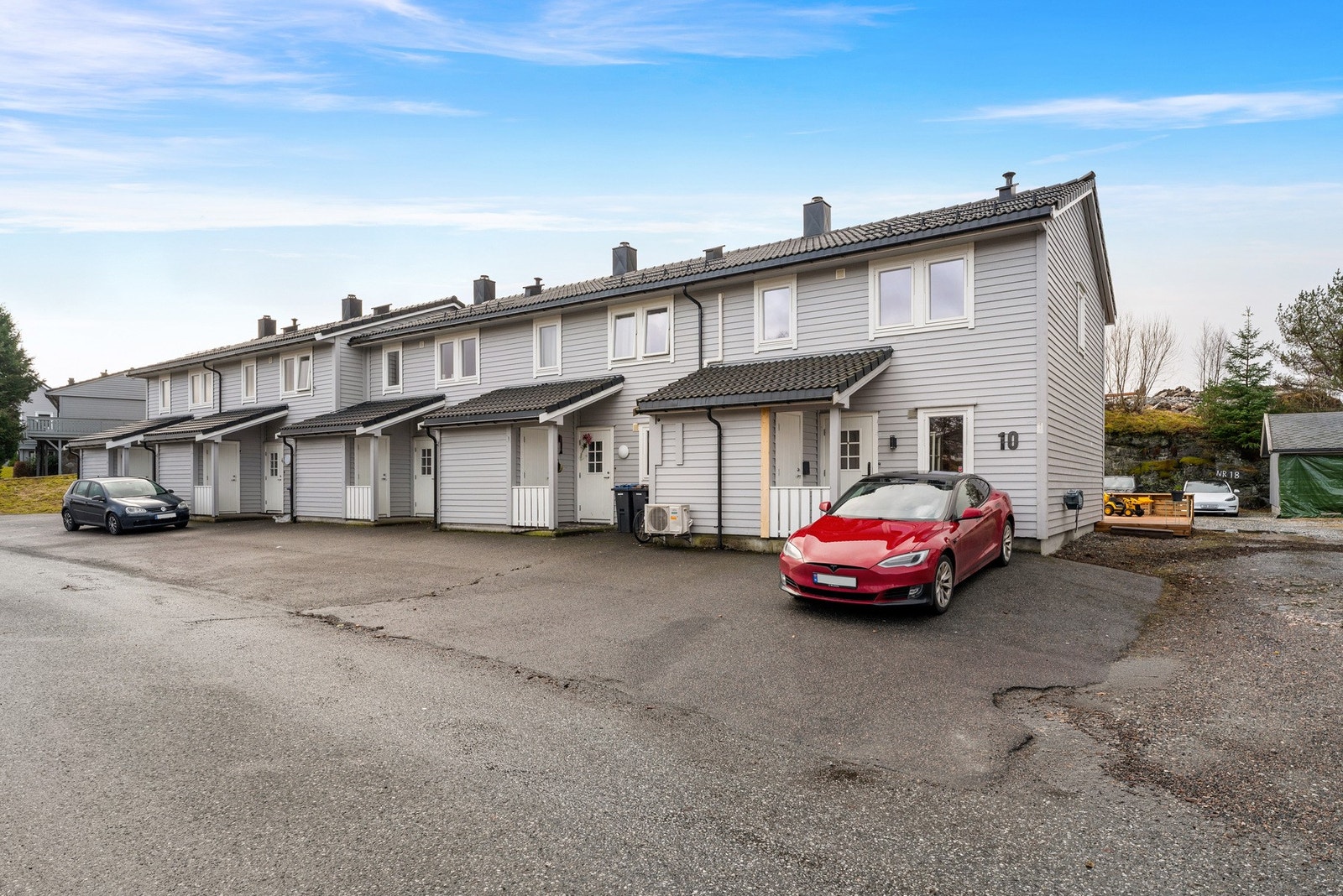 Like utenfor døren er det plass til to biler og det er felles grusoppstillingsplass over veien fra boligen Galleribilde