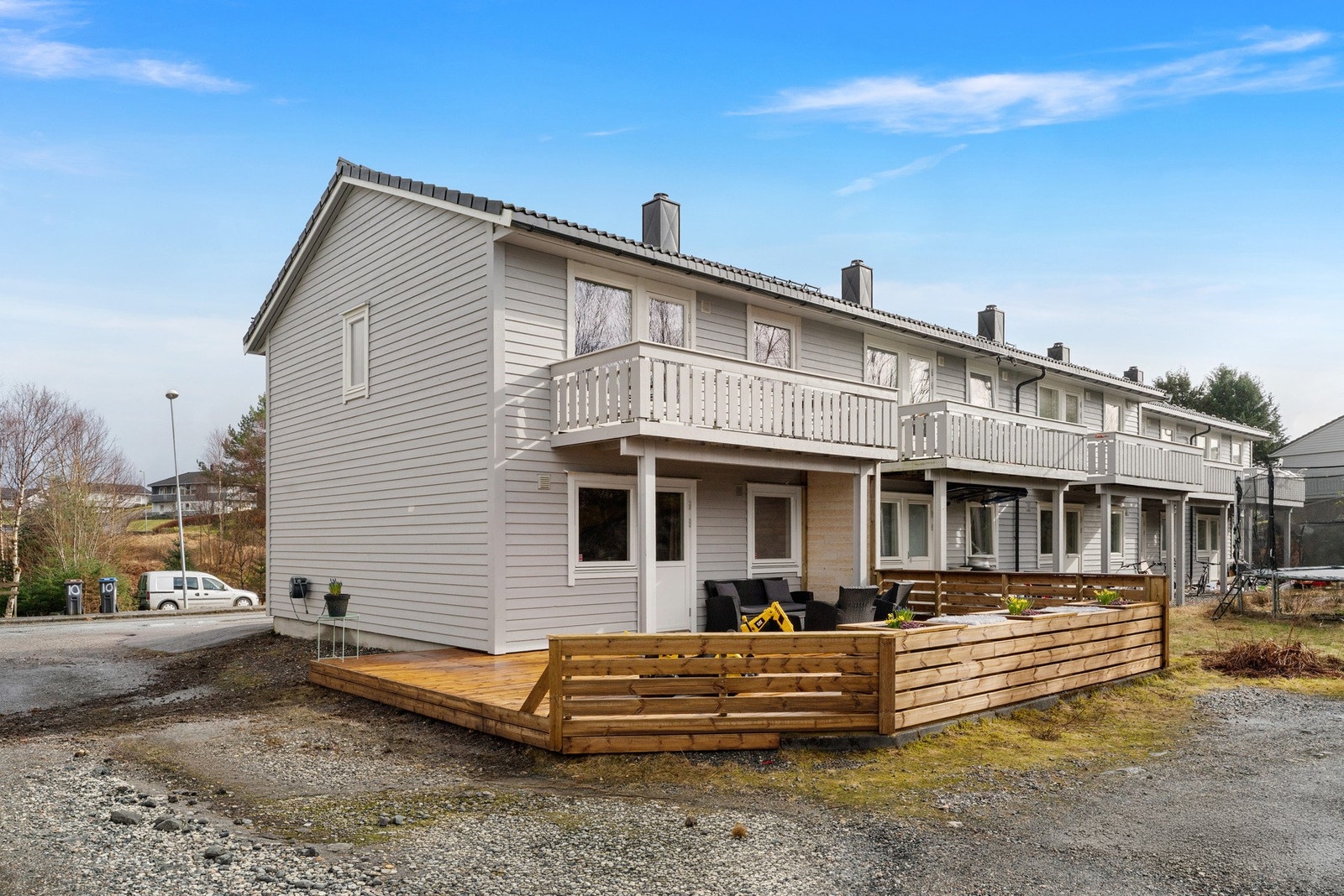 Det er god plass til sittegrupper, grillsone og solsenger Galleribilde