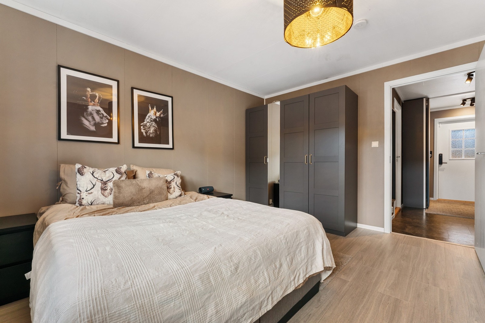 Fra soverommet er det privat dør til boligens terrasse Galleribilde