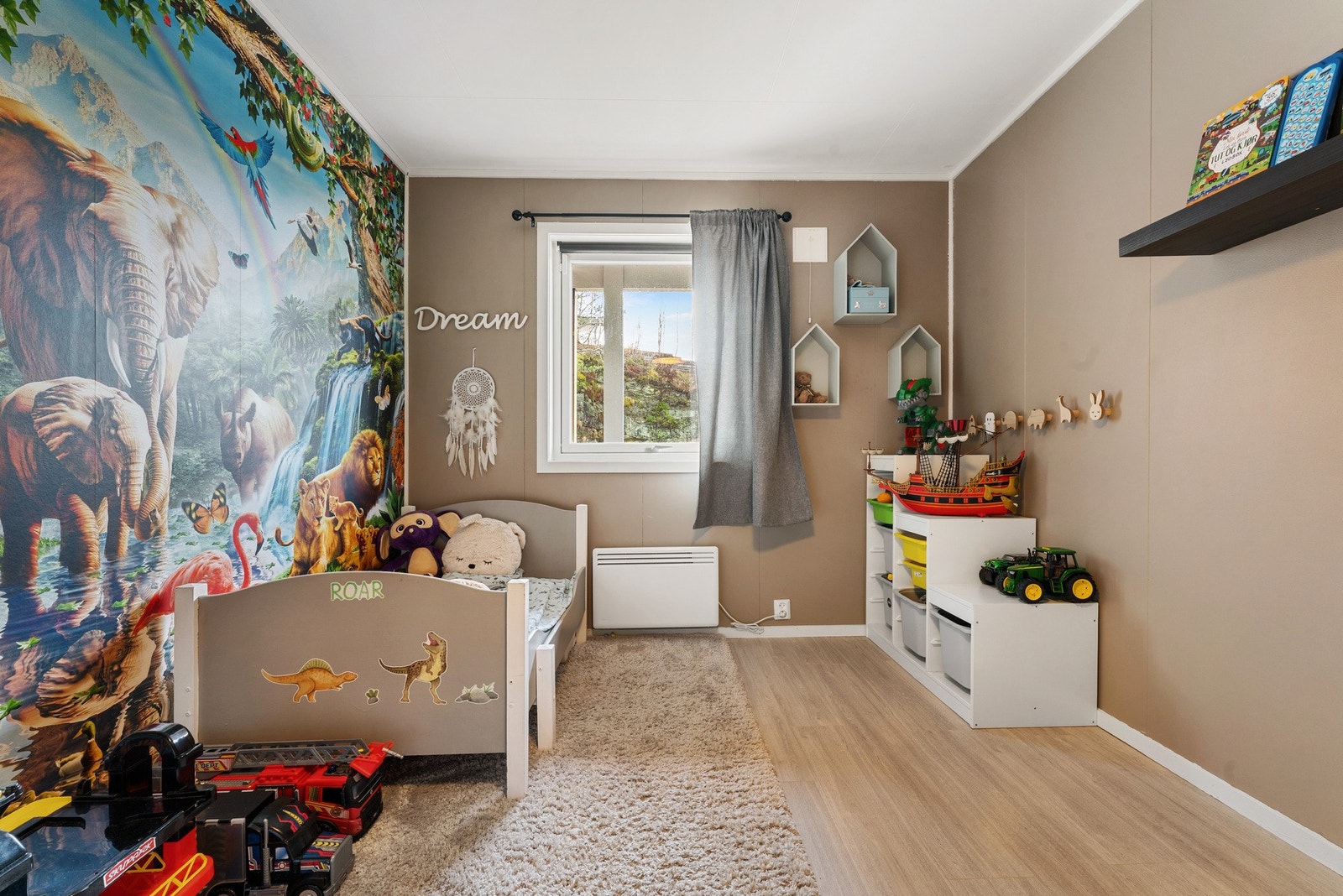 Rommet har god plass til dobbeltseng, nattbord, garderobeløsning og skrivebord Galleribilde