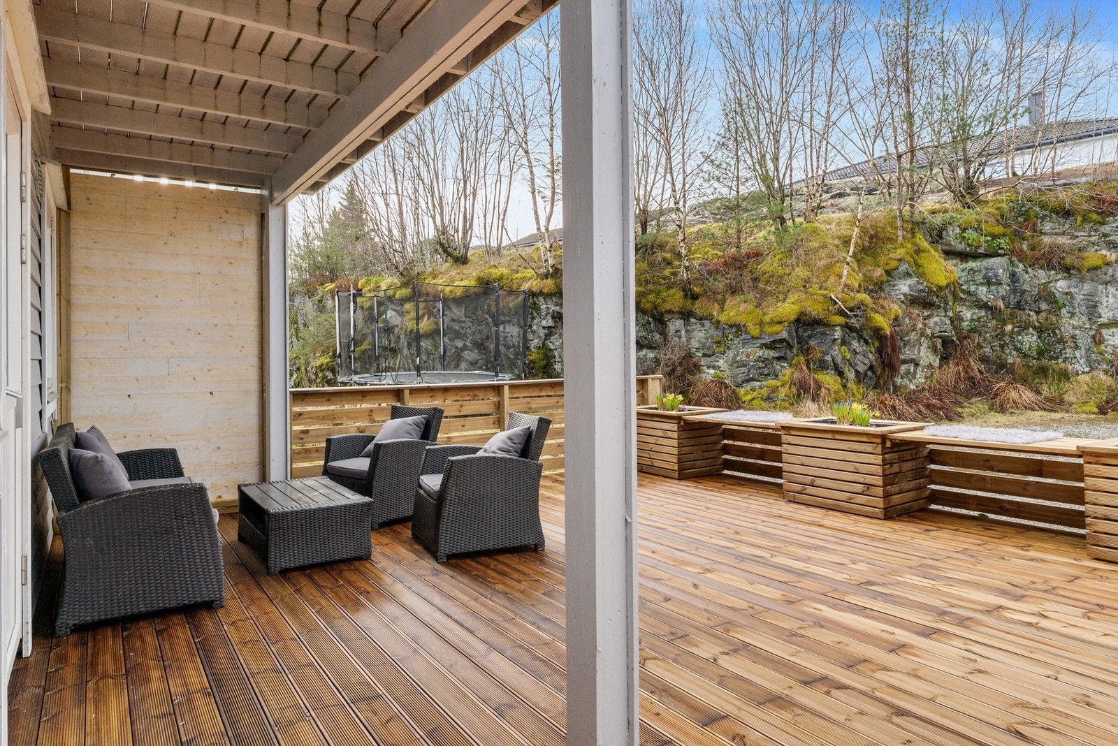 Flott endrerekkehus med kort vei til det man trenger av service-tilbud, samt natur like utenfor døren og nyoppført terrasse Galleribilde