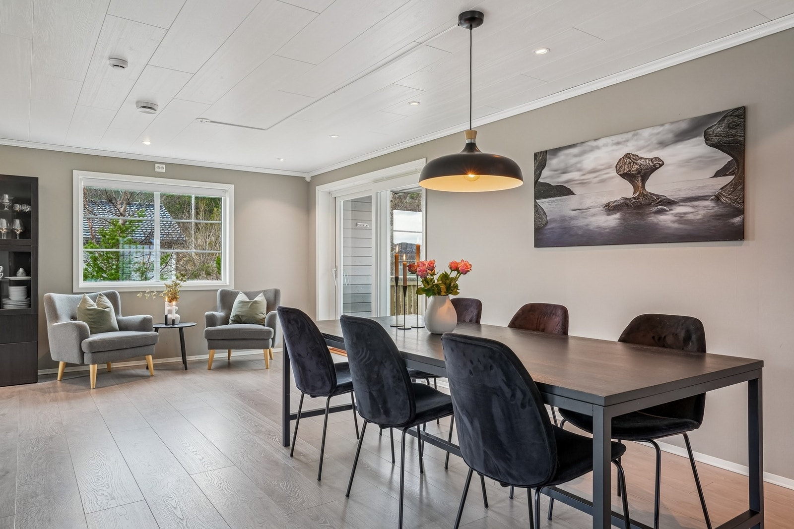 Spisegruppen danner et naturlig samlingspunkt i boligen, med god plass til hyggelige måltider og sosiale sammenkomster. Galleribilde