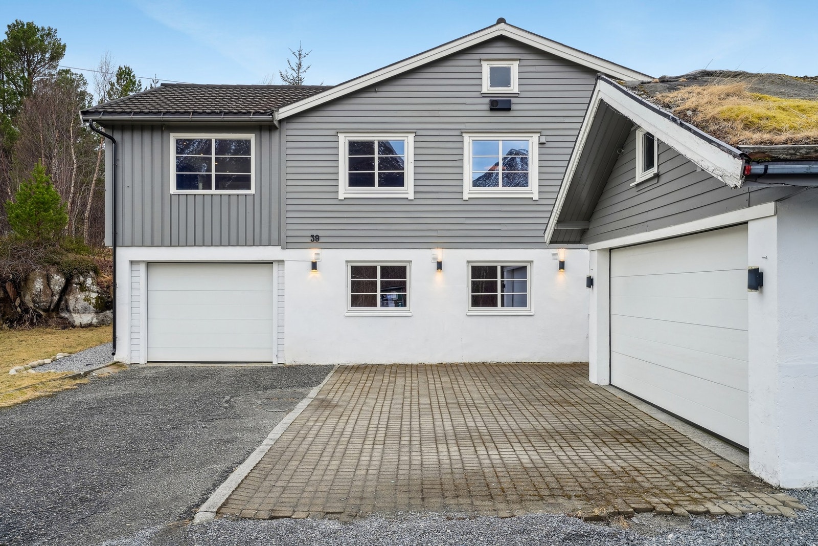 Det er gode parkeringsmuligheter på asfaltert og steinbelagt gårdsplass og i garasjer. Galleribilde