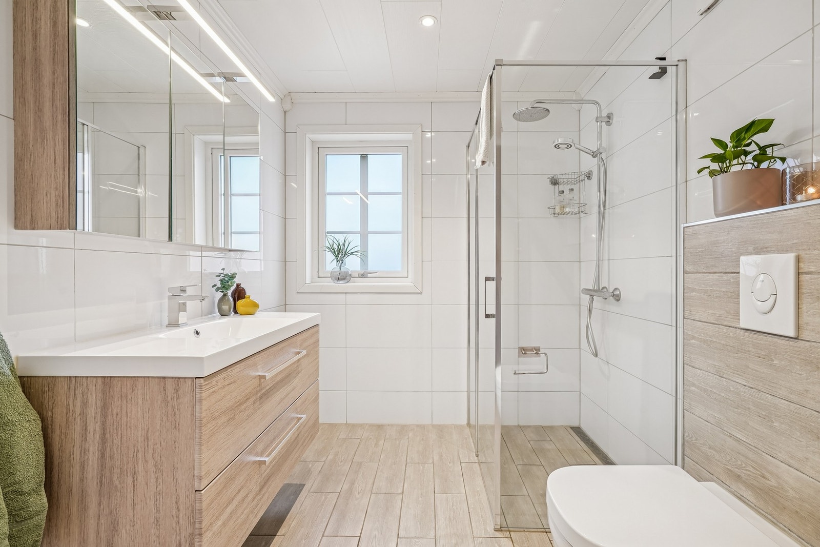 Badet er pent helfliset med vannbåren varme i gulvet. Innvendig tak med himlingsplater og led downlights. Oppusset i 2017. Galleribilde