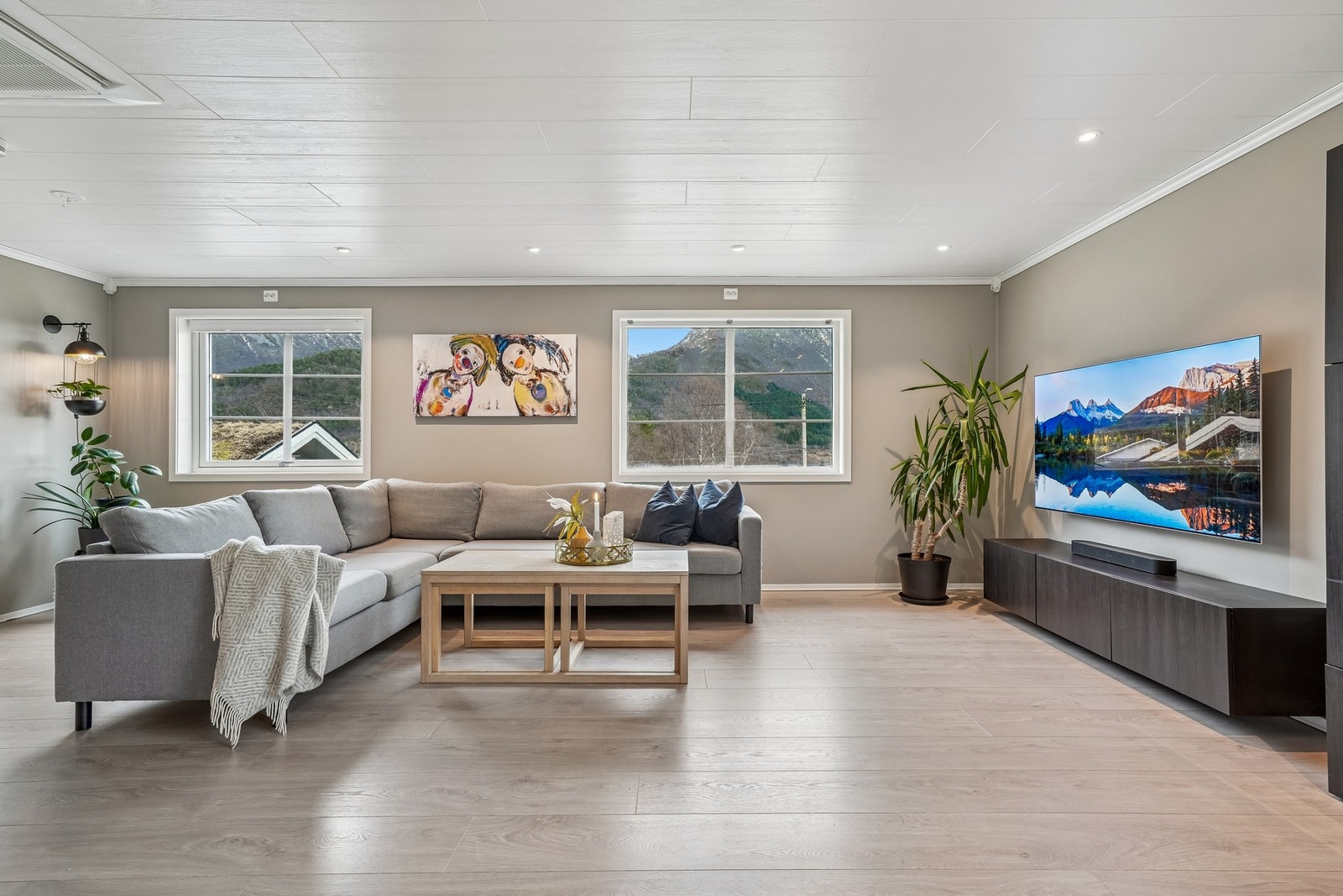 Romslig rom med store vinduer som slipper inn rikelig med naturlig lys, og gir flott utsikt mot naturen. Galleribilde