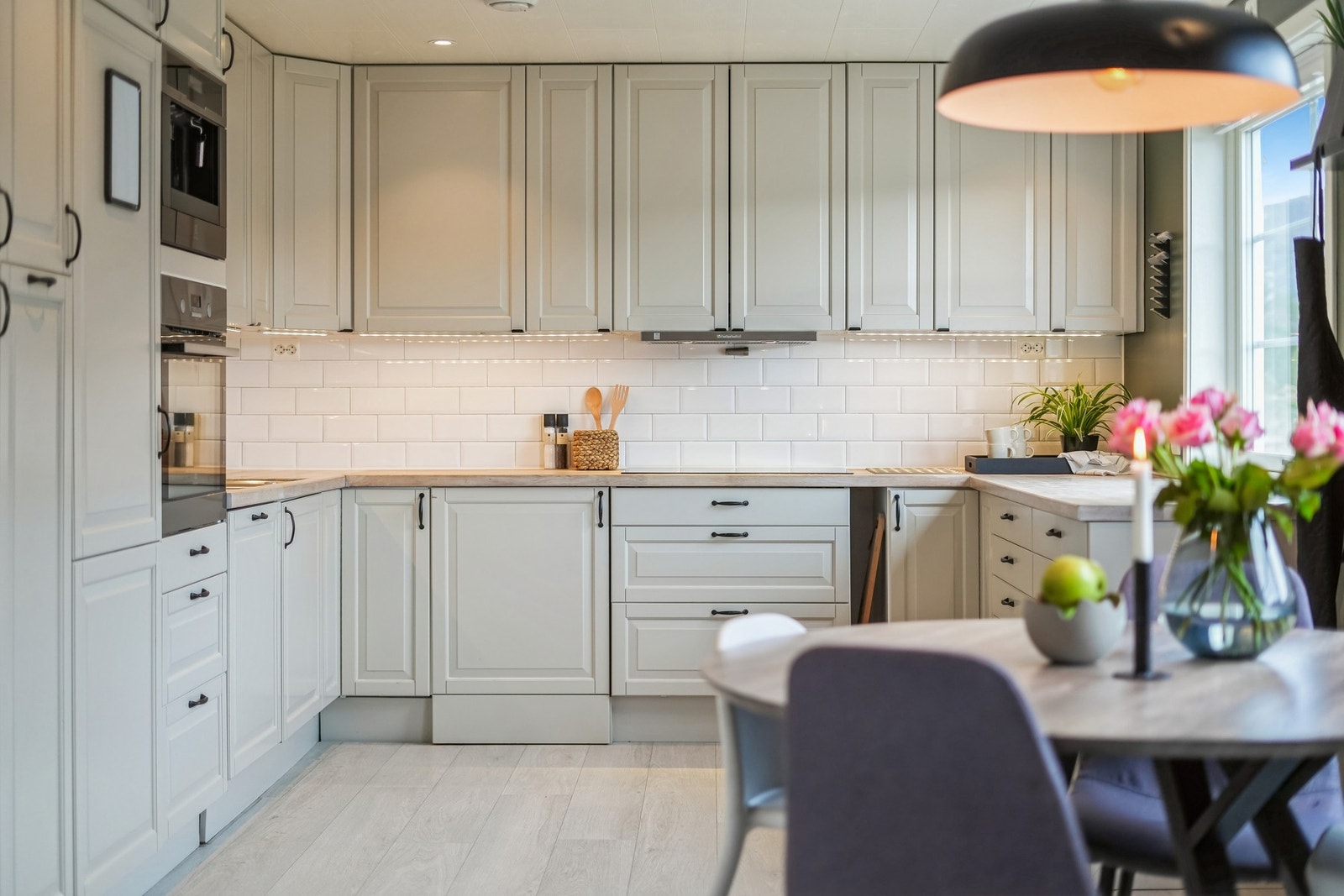 Et svært delikat og funksjonelt kjøkken. Galleribilde