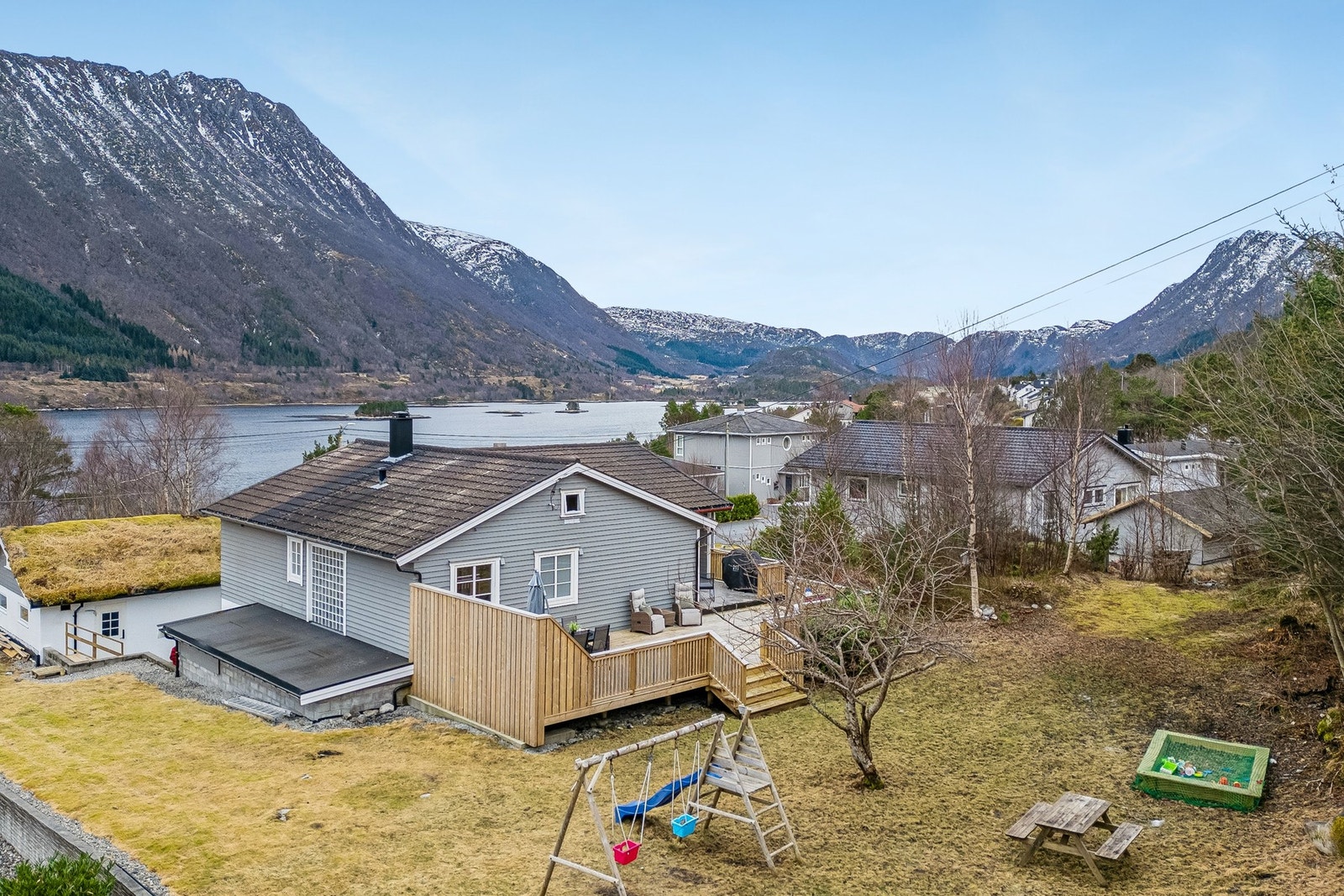 Tomten har et areal på hele 1427 kvm. og gir familiens medlemmer stor verdi med god lekeplass og utsikt mot fjorden. Galleribilde