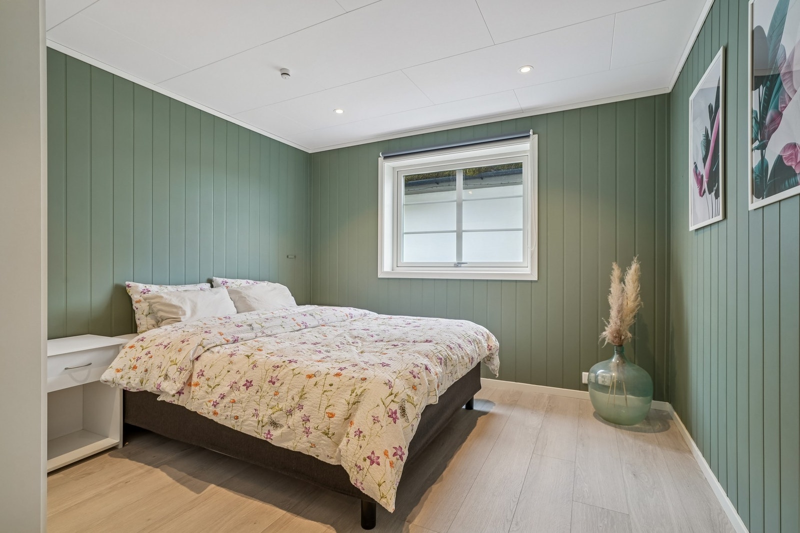 Det er gulvoverflater av laminat og på veggene er det malt panel. Galleribilde