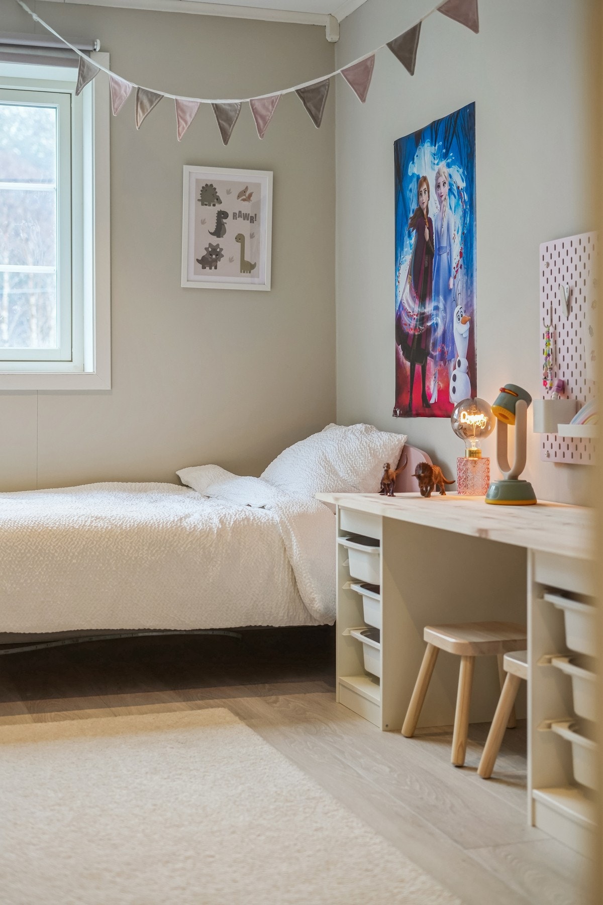 Alle soveromme har de samme fine overflatene og vannbåren varme i gulvet. Galleribilde