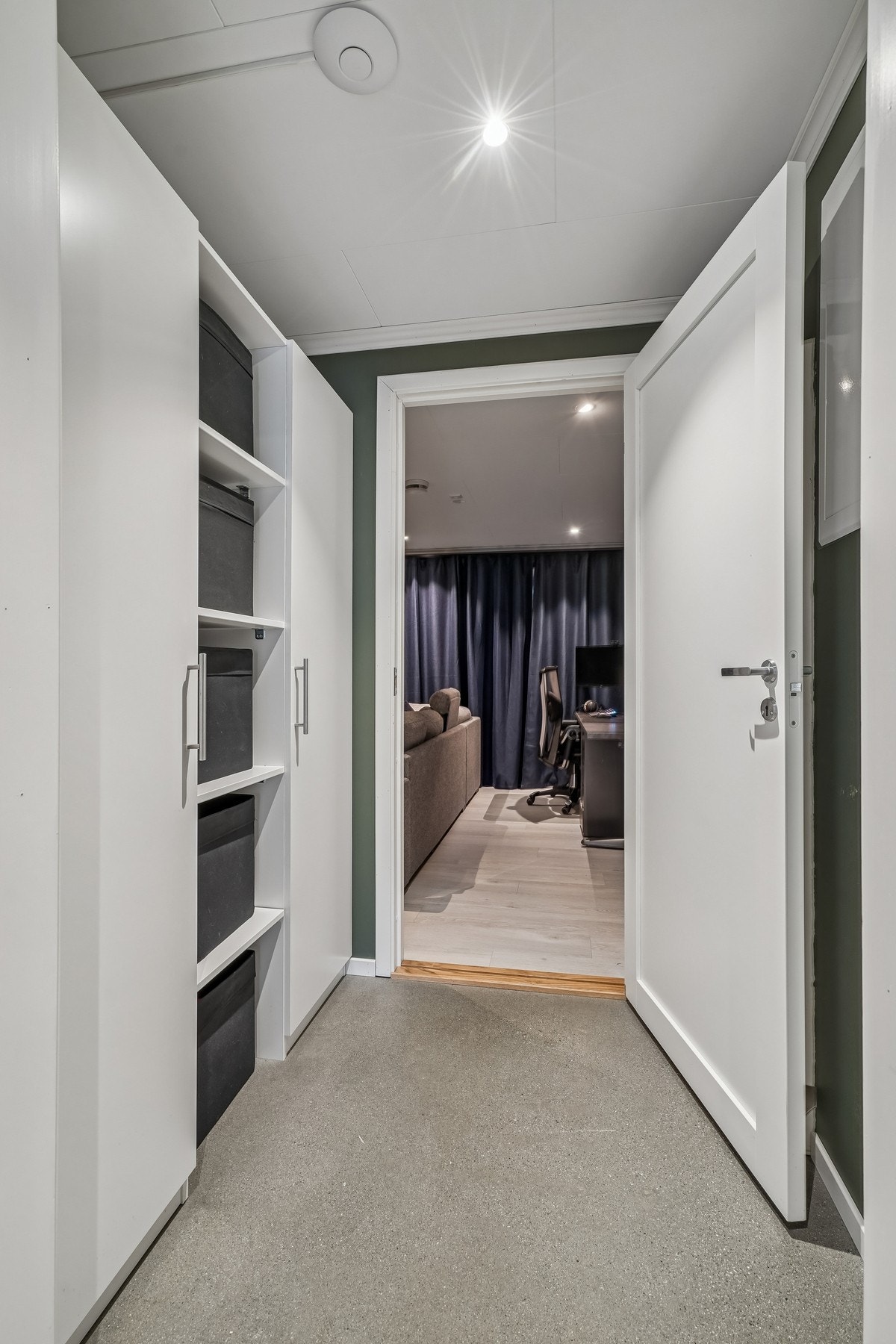 Gang med god oppbevaring ved inngangen til tv-stuen/kinorommet. Galleribilde