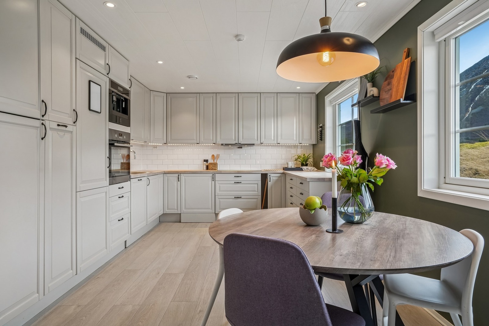 Det er gulvoverflater av laminat, og på veggene er det malte flater. Himlingsplater med downlights. Galleribilde